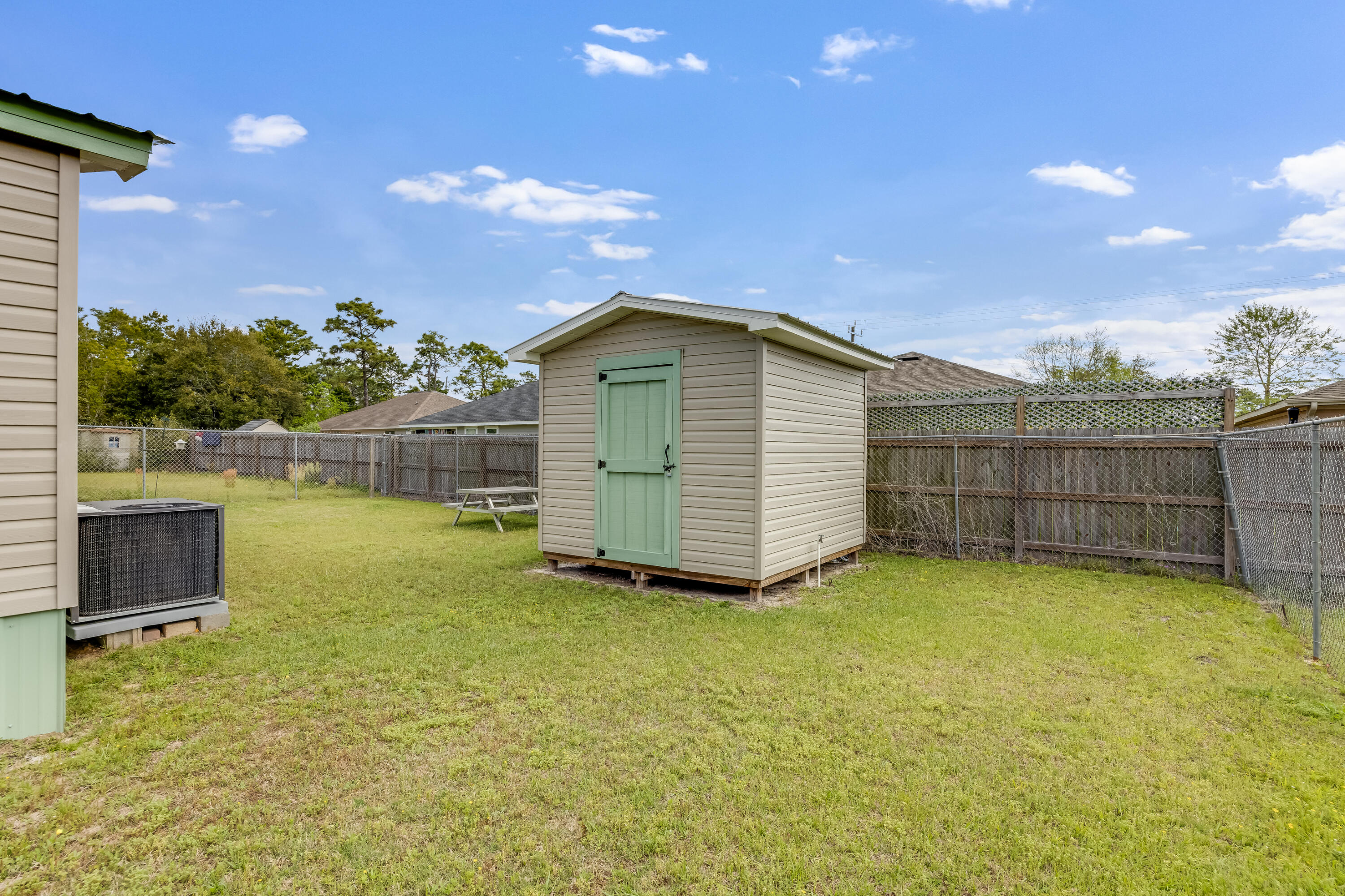 NAVARRE LOT 10 BLK 29 AS DES IN OR 4181 PG 1498 - Residential