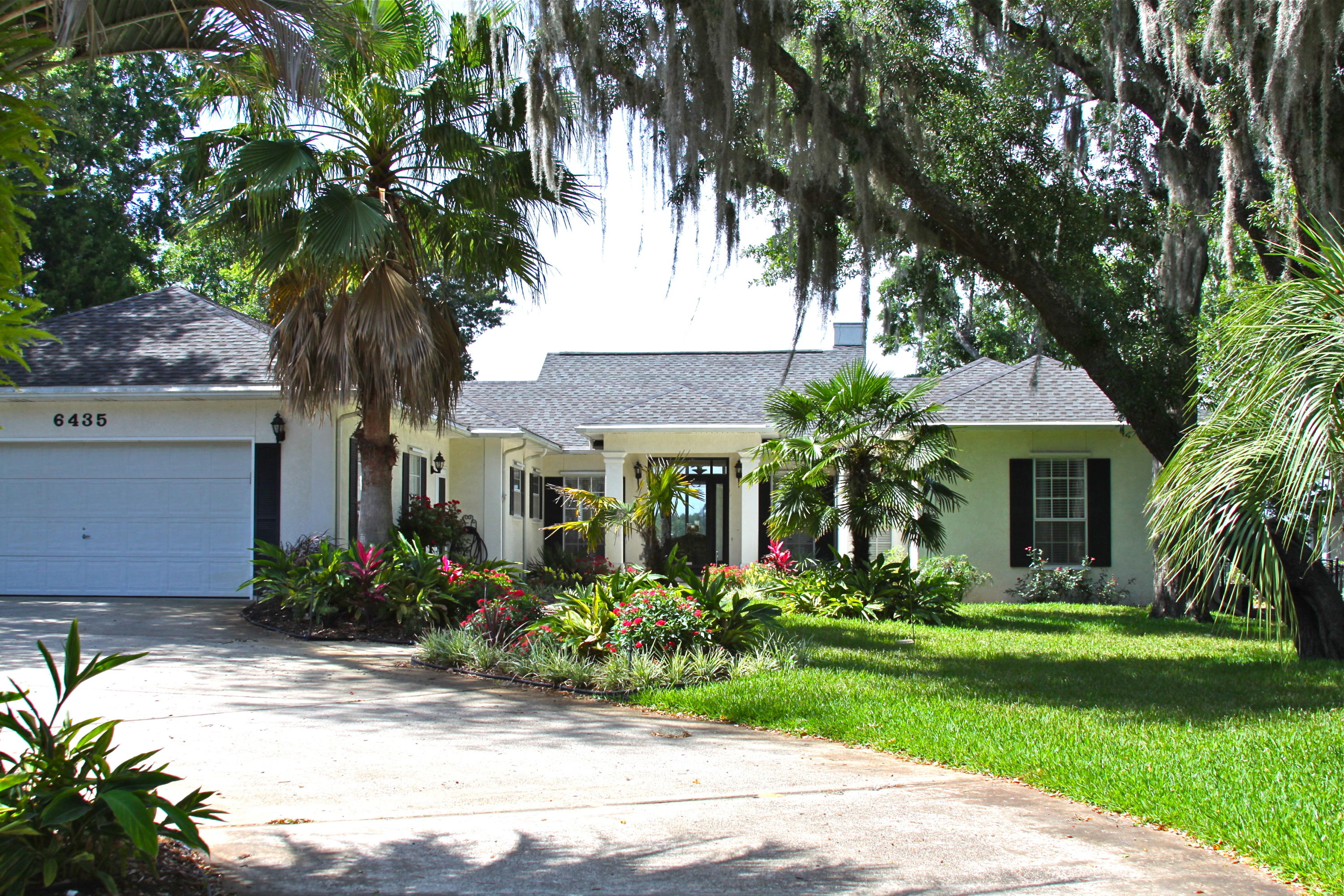 A beautiful bay front home with stunning waterfront views. Lounge in your luxurious heated salt water pool w/ oversized lanai watching the ''Sun set over the Bay'' you will see the quality and custom details from the moment you enter the home and in every room. Fireplaced Great Room w/travertine floors, columns, vaulted ceiling and plant ledges. Updated kitchen w/new solid wood cabinets, granite counter tops, center island, breakfast bar, copper sink, and huge pantry room. Many windows to take in the breathtaking views. Master Suite w/crown molding, new carpet and plant ledge. elegant Master Bath w/oversized travertine shower, furniture quality bathroom vanity and huge walk-in closet. Heated and cooled sunroom/bedroom and so much more... Professional landscaping in front and backyard.