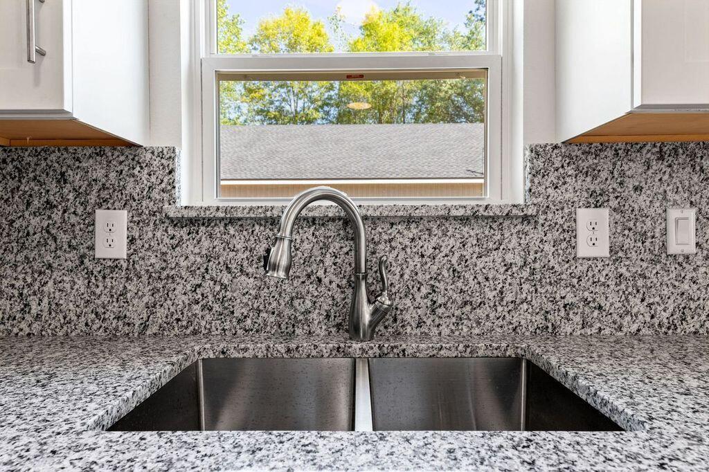 QUIET OAKS - Residential