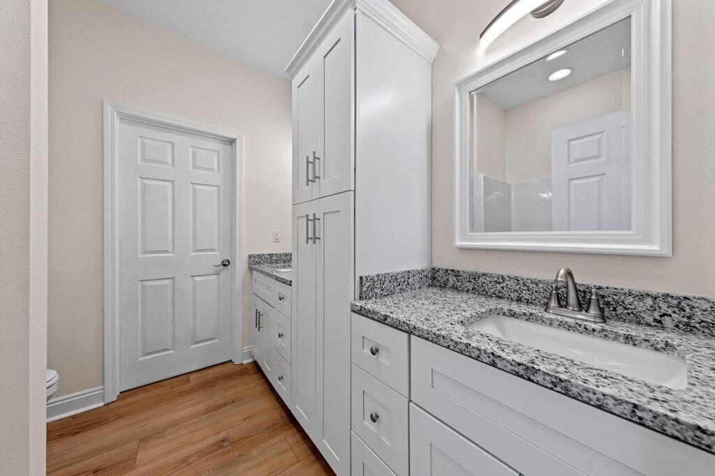 QUIET OAKS - Residential