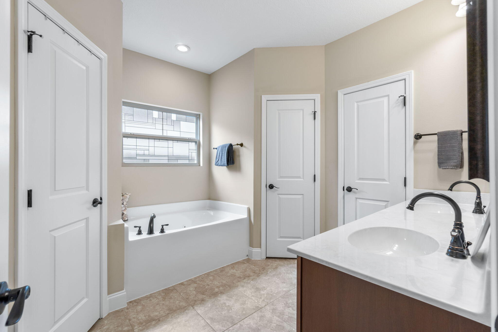 CRESCENT SHORES - Residential