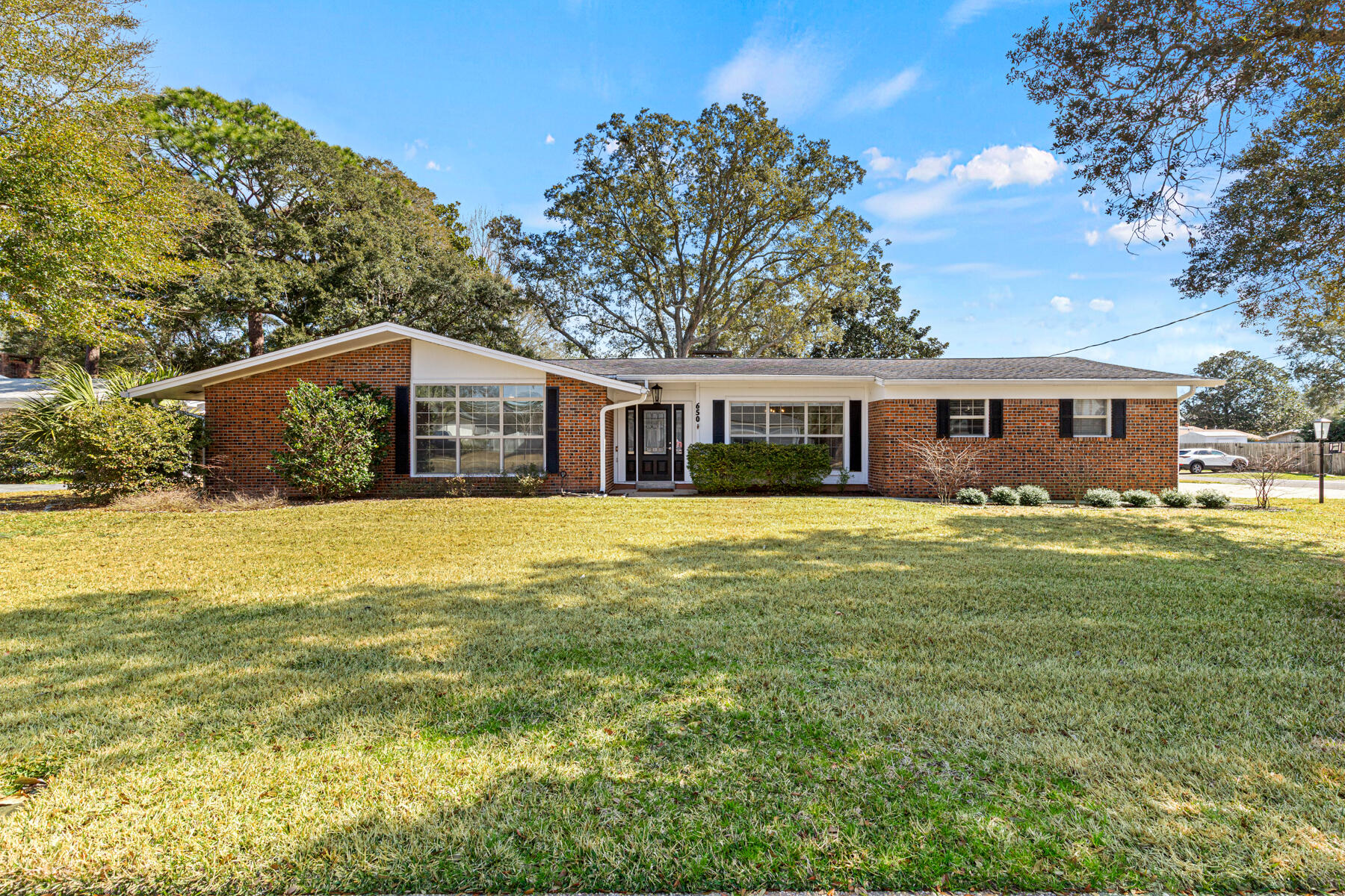 COUNTRY CLUB ESTATES - KENWOOD - Residential