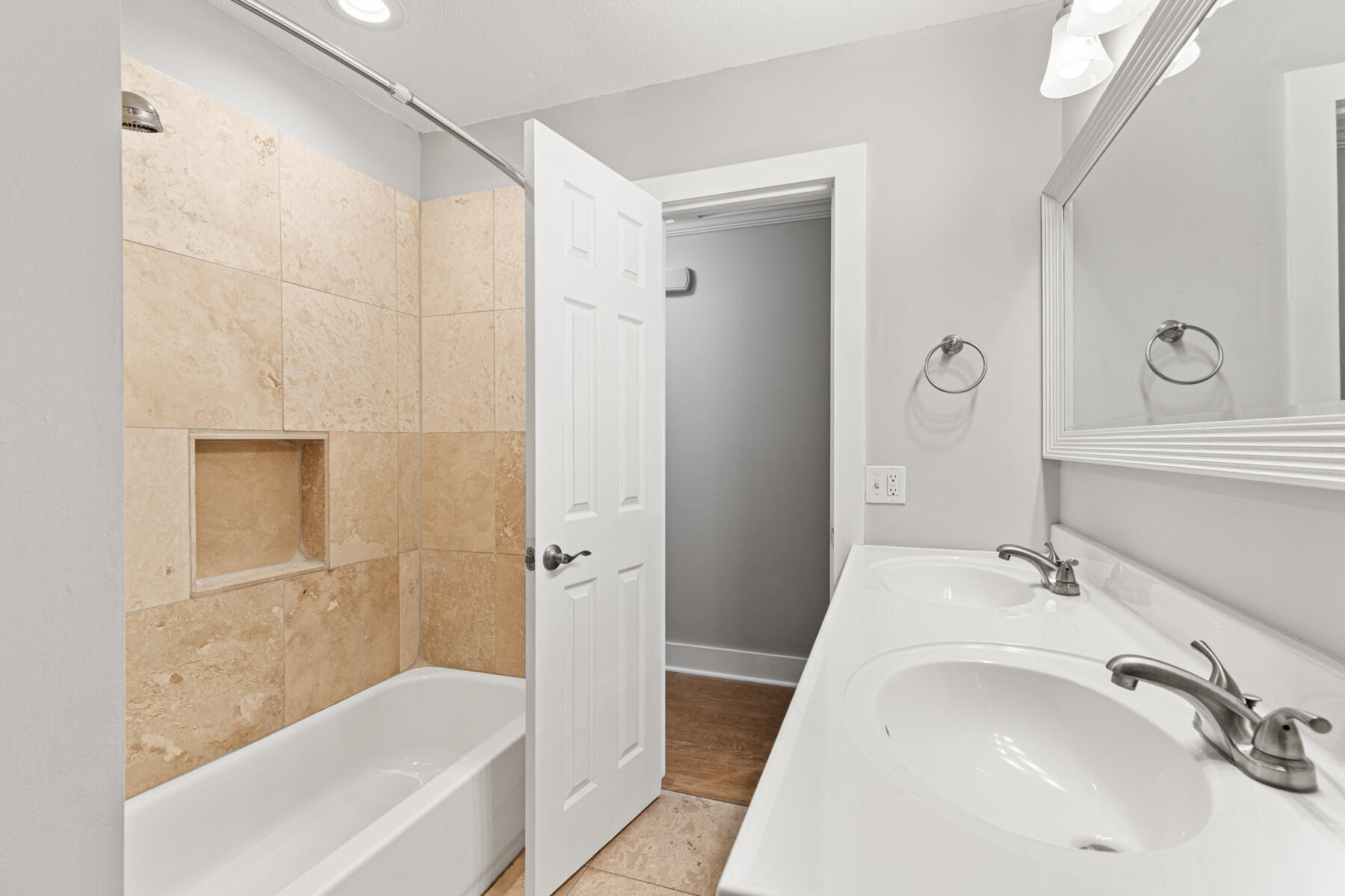 COUNTRY CLUB ESTATES - KENWOOD - Residential