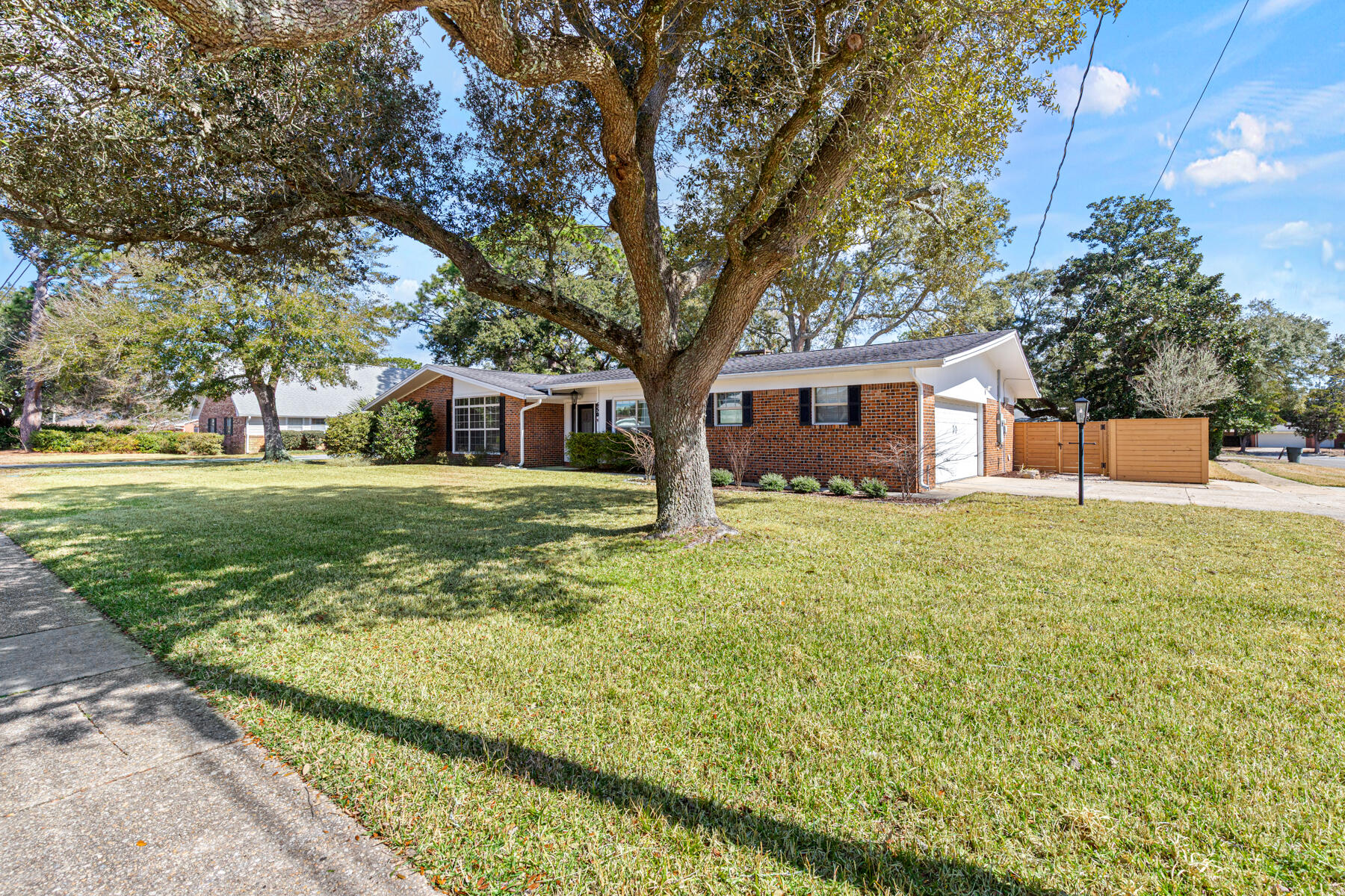 COUNTRY CLUB ESTATES - KENWOOD - Residential