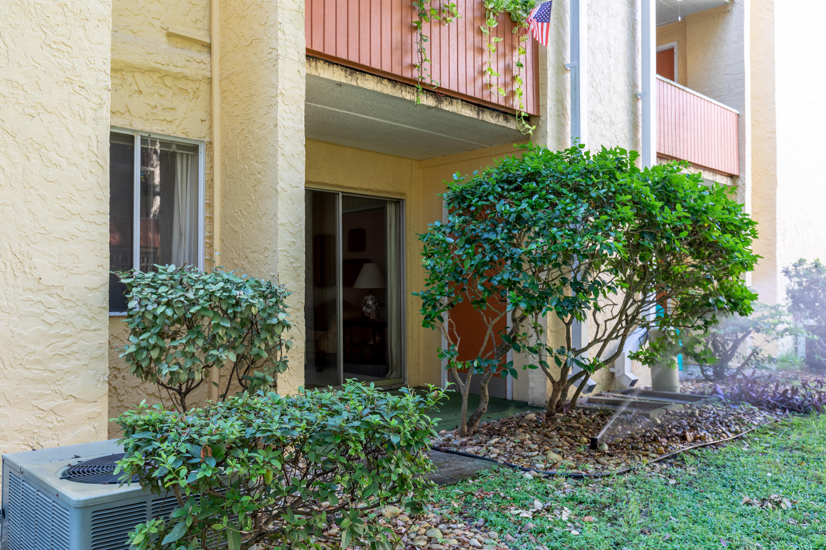 Cozy one bedroom condo situated in a beautiful waterfront community on the sound with close proximity to Hurlburt Field, shopping and restaurants. Gorgeous center courtyard with a waterfront pool, fishing dock, and picnic tables with grills. Perfect for primary residence or an investment property!