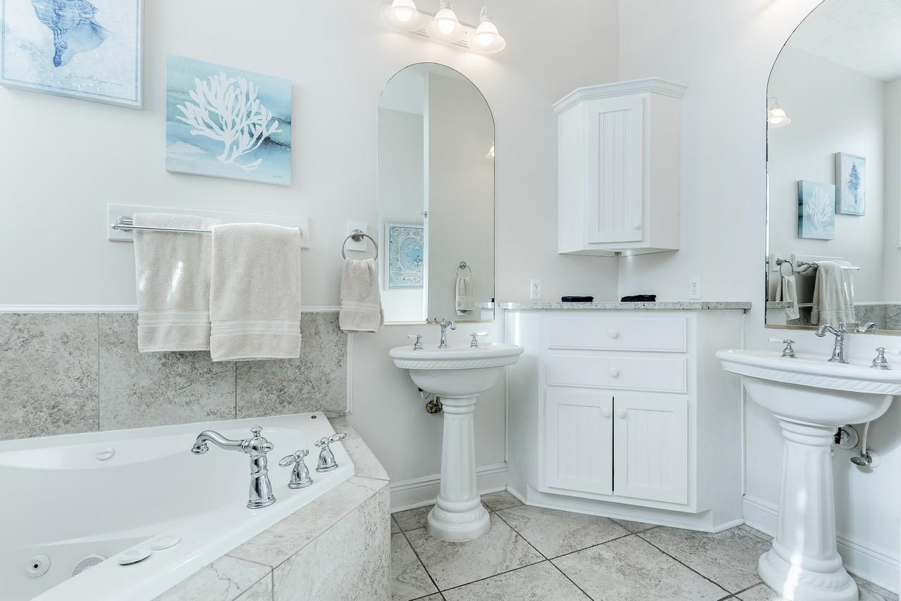 LOT 9-C BEING MORE PARTICULARLY DESCRIBED AS: COM AT THE NE/C OF LOT 10 DANABEACH S/D - Residential