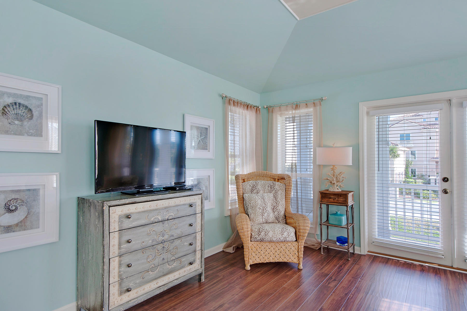 CRYSTAL SHORES - Residential