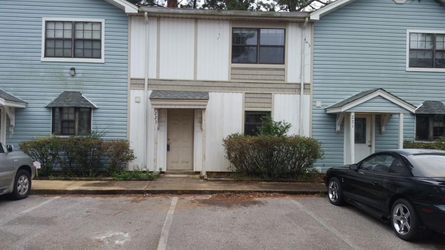 Great town home conveniently located between both bases and walking distance to the Santa Rosa Mall!