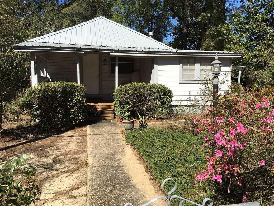 This charming two bedroom, one bathroom Florida cottage features a metal roof, covered front porch, carport, and fully fenced front and back yard. Perfect home for investors! Agent is related to the sellers.