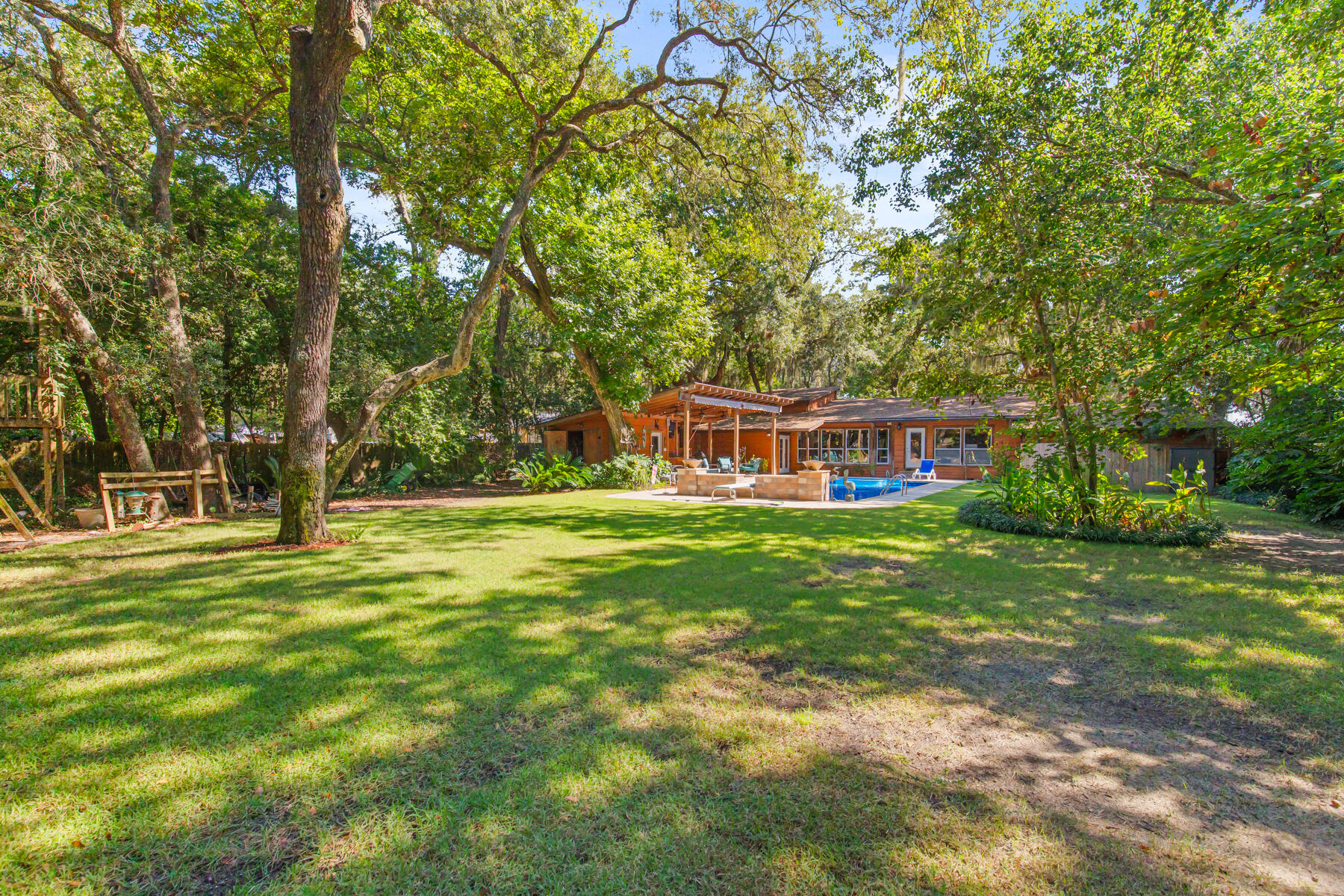 ELLIOTTS POINT - Residential