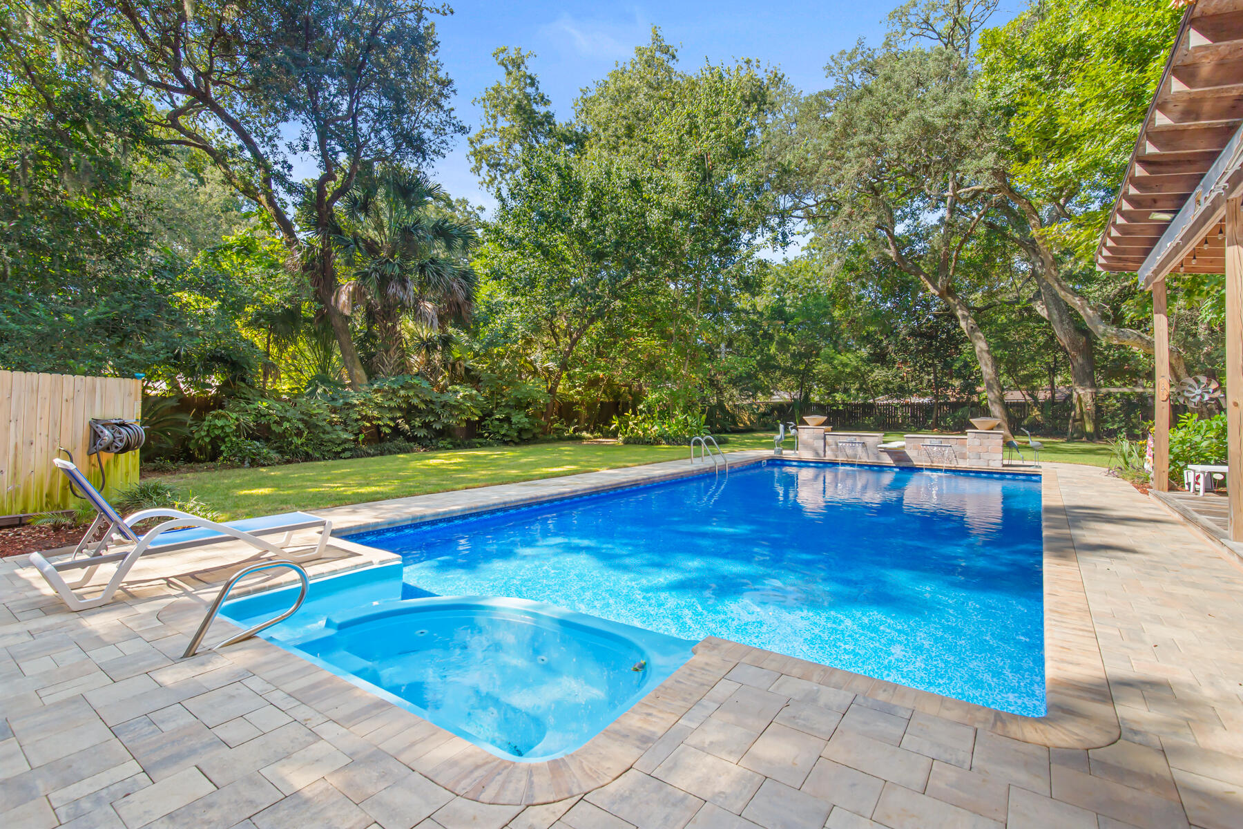 ELLIOTTS POINT - Residential