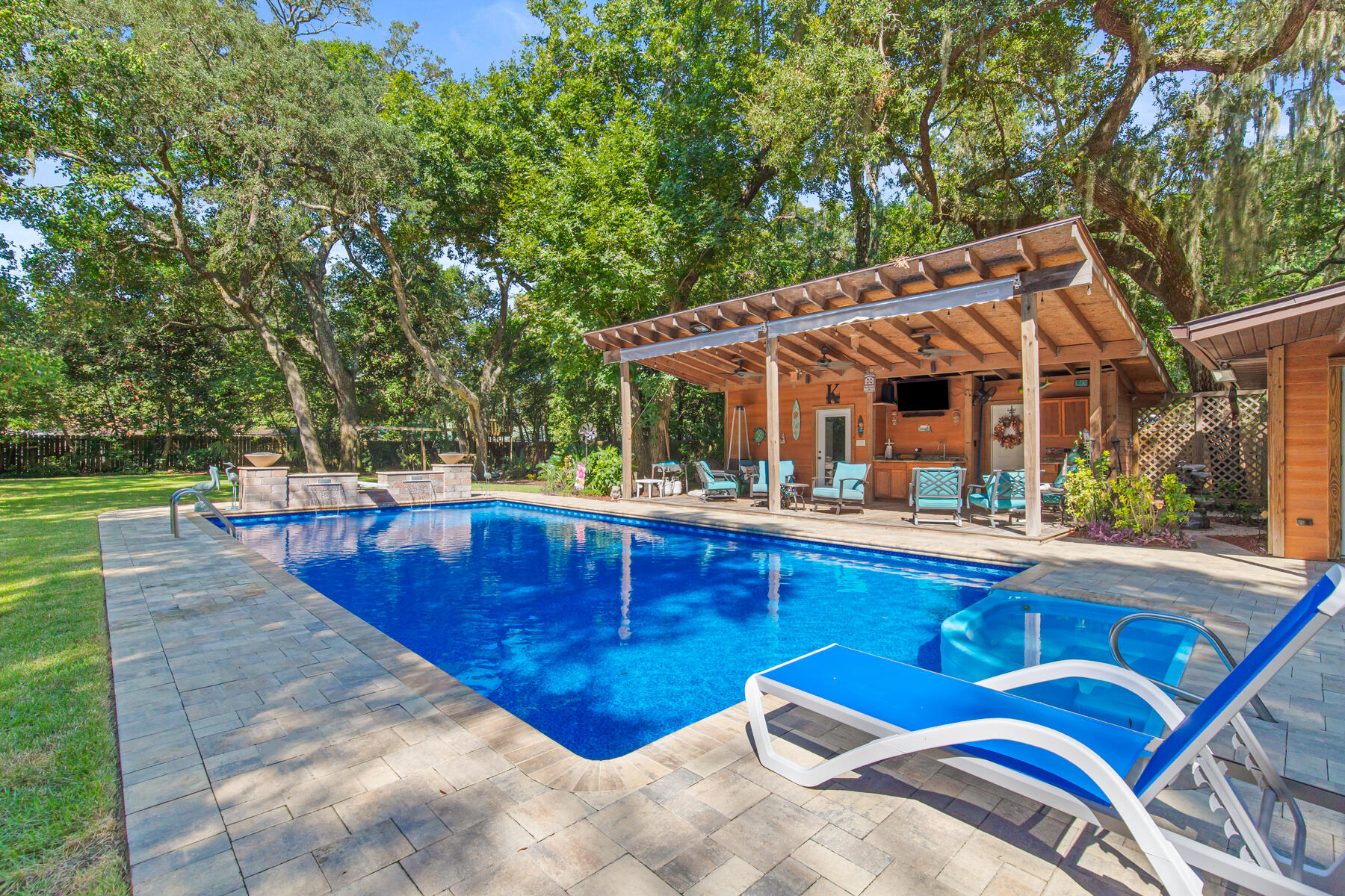 ELLIOTTS POINT - Residential