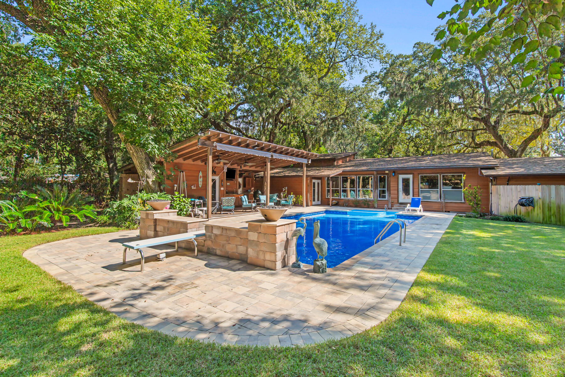 ELLIOTTS POINT - Residential