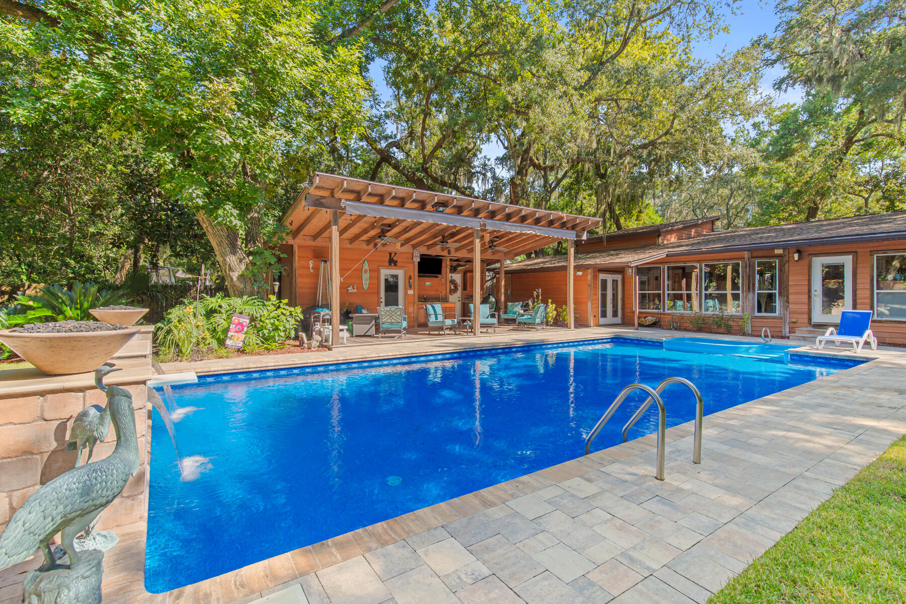 ELLIOTTS POINT - Residential