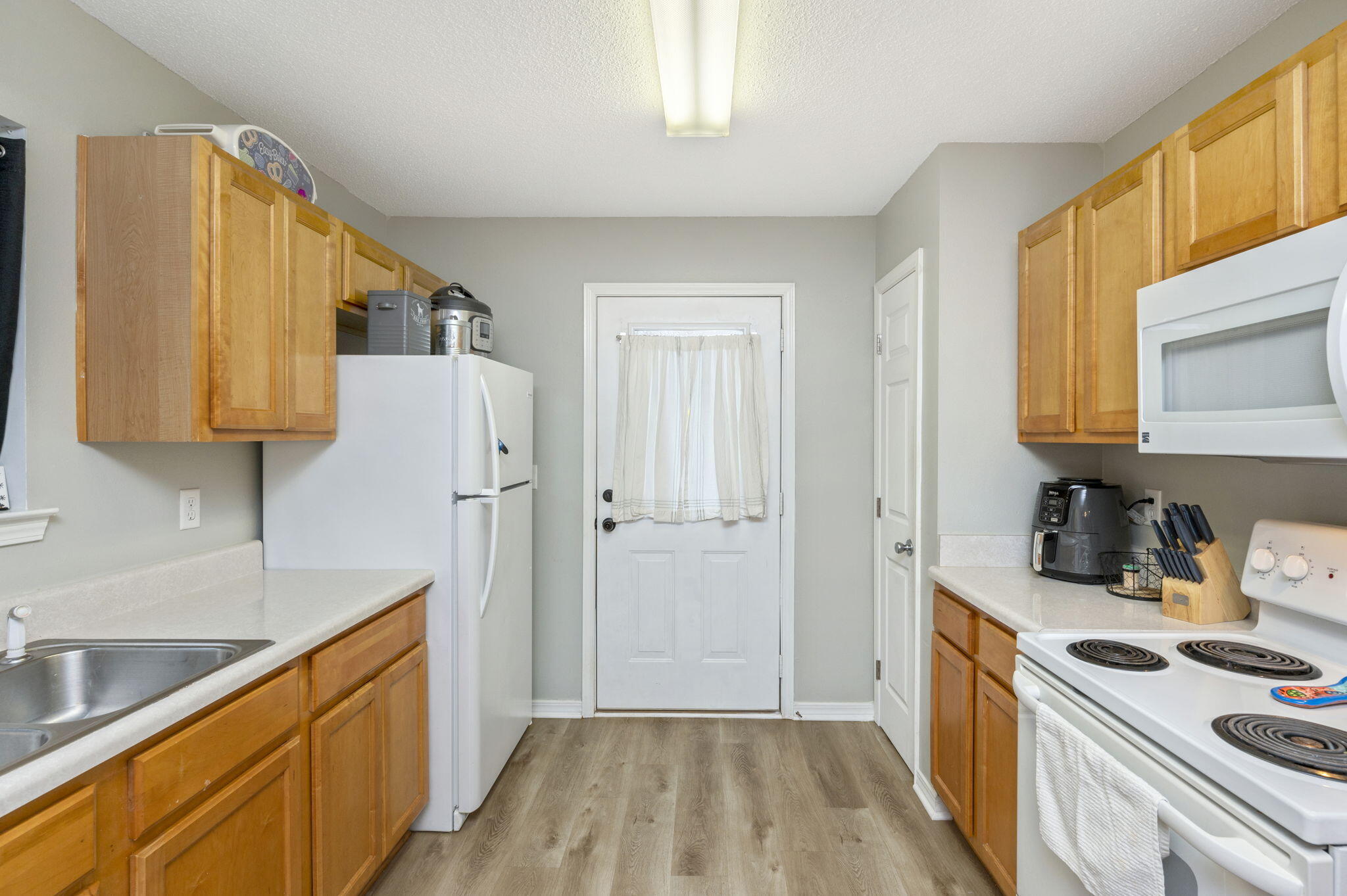 SANTA ROSA OAKS CONDOMINIUM - Residential Lease