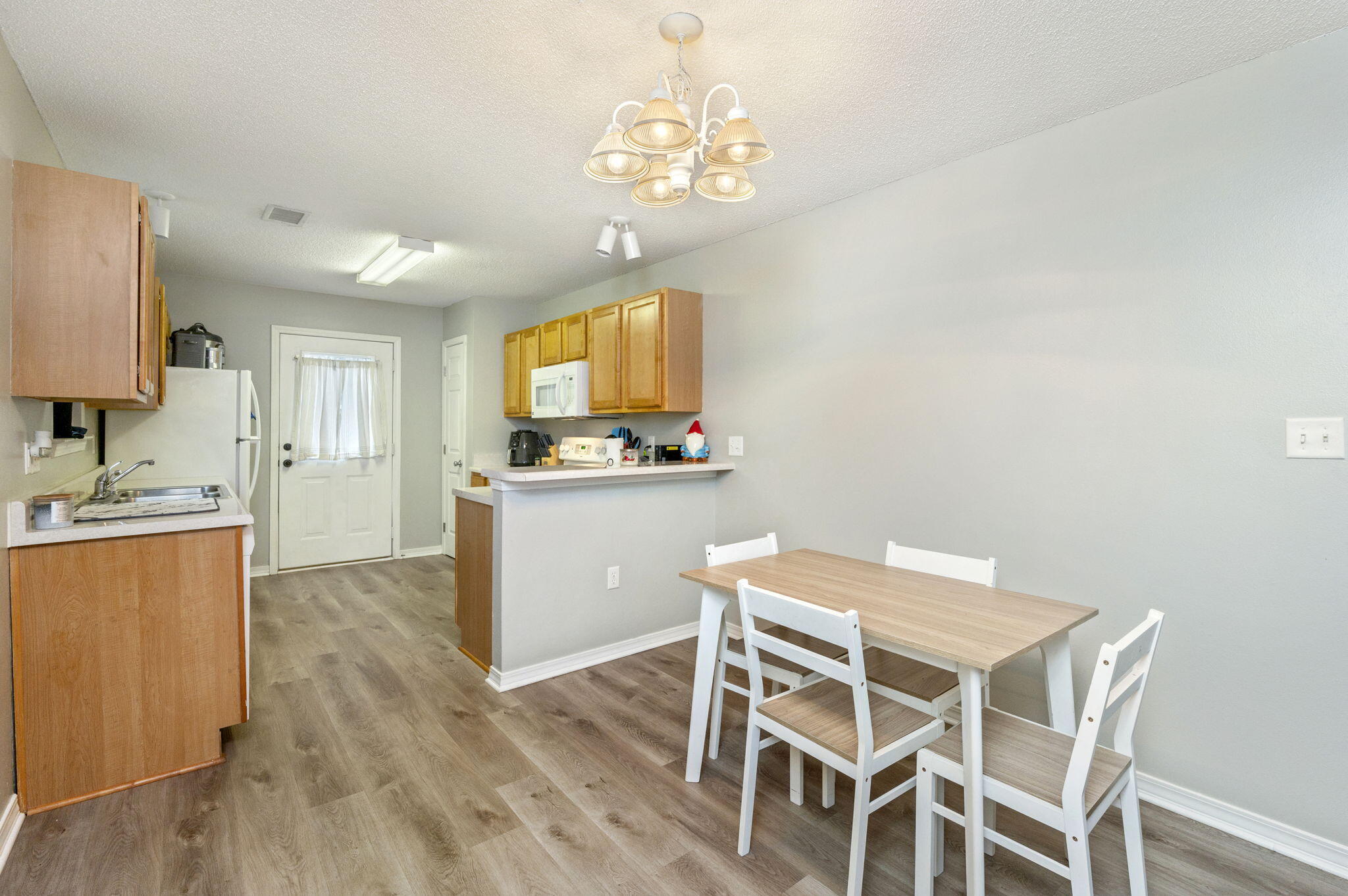 SANTA ROSA OAKS CONDOMINIUM - Residential Lease