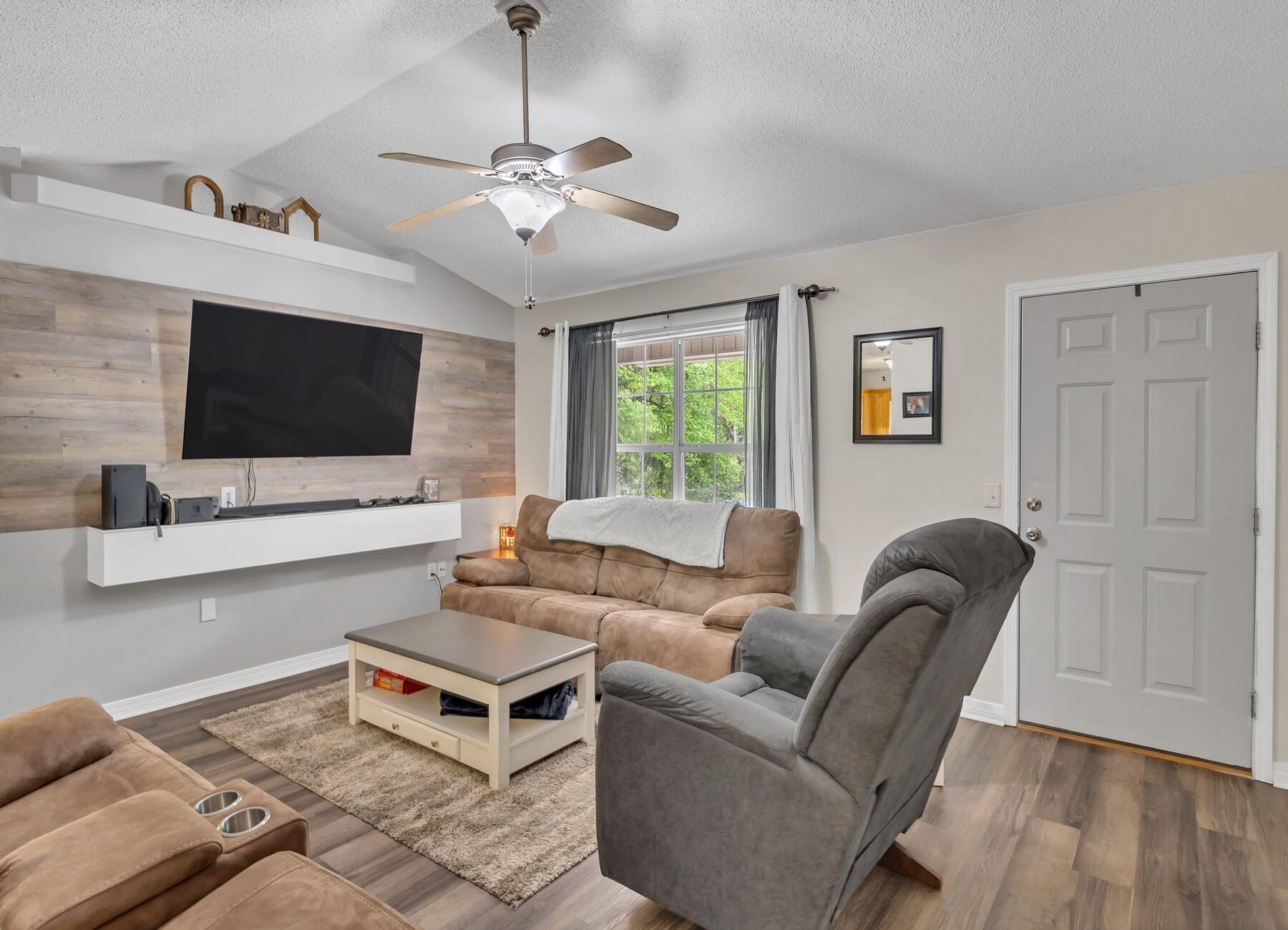 COUNTRY CLUB ESTATES - Residential