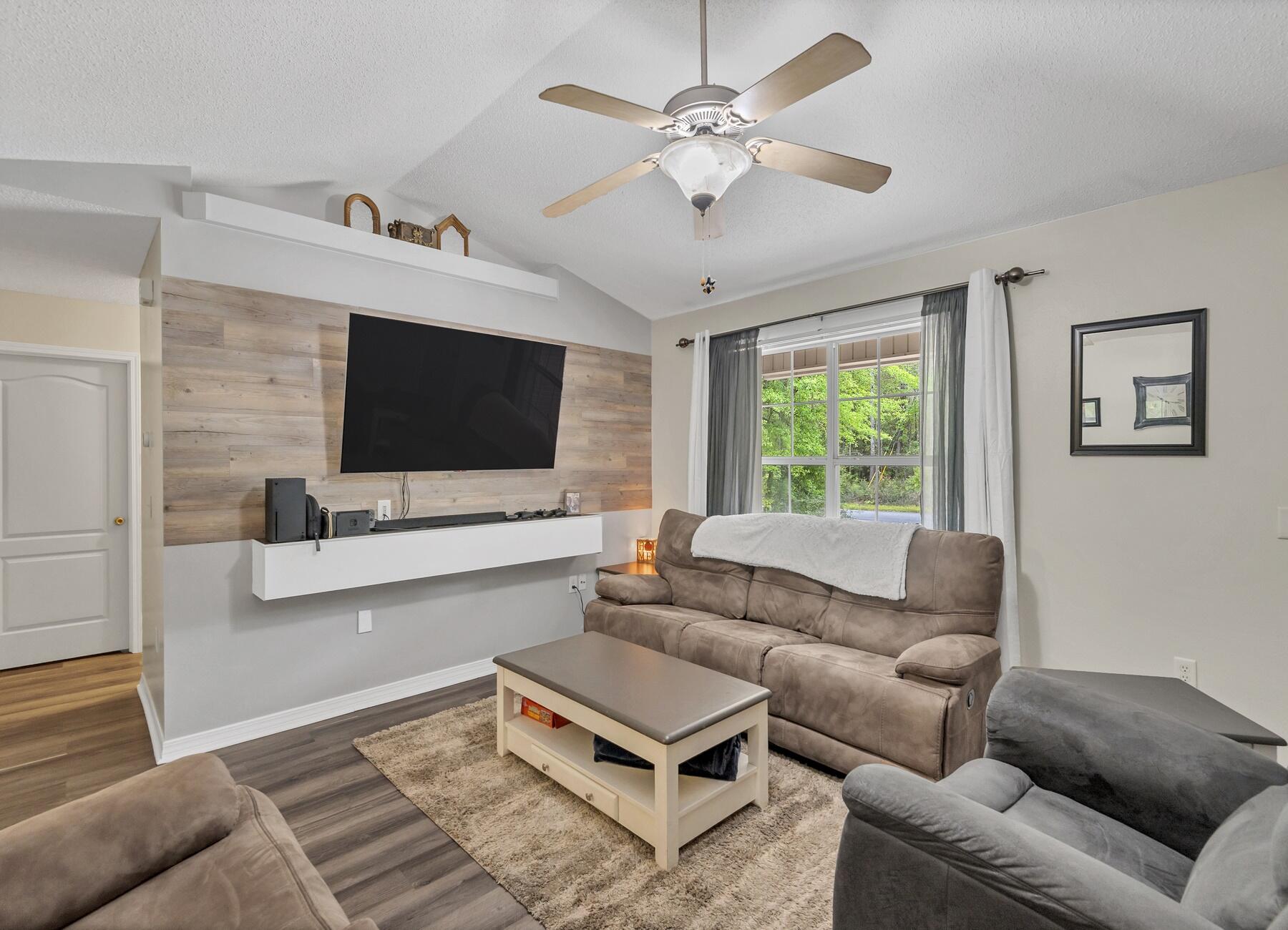 COUNTRY CLUB ESTATES - Residential