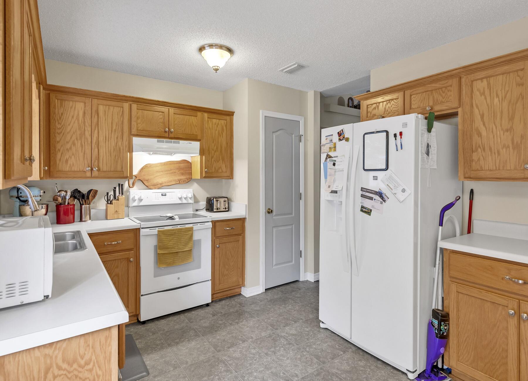 COUNTRY CLUB ESTATES - Residential