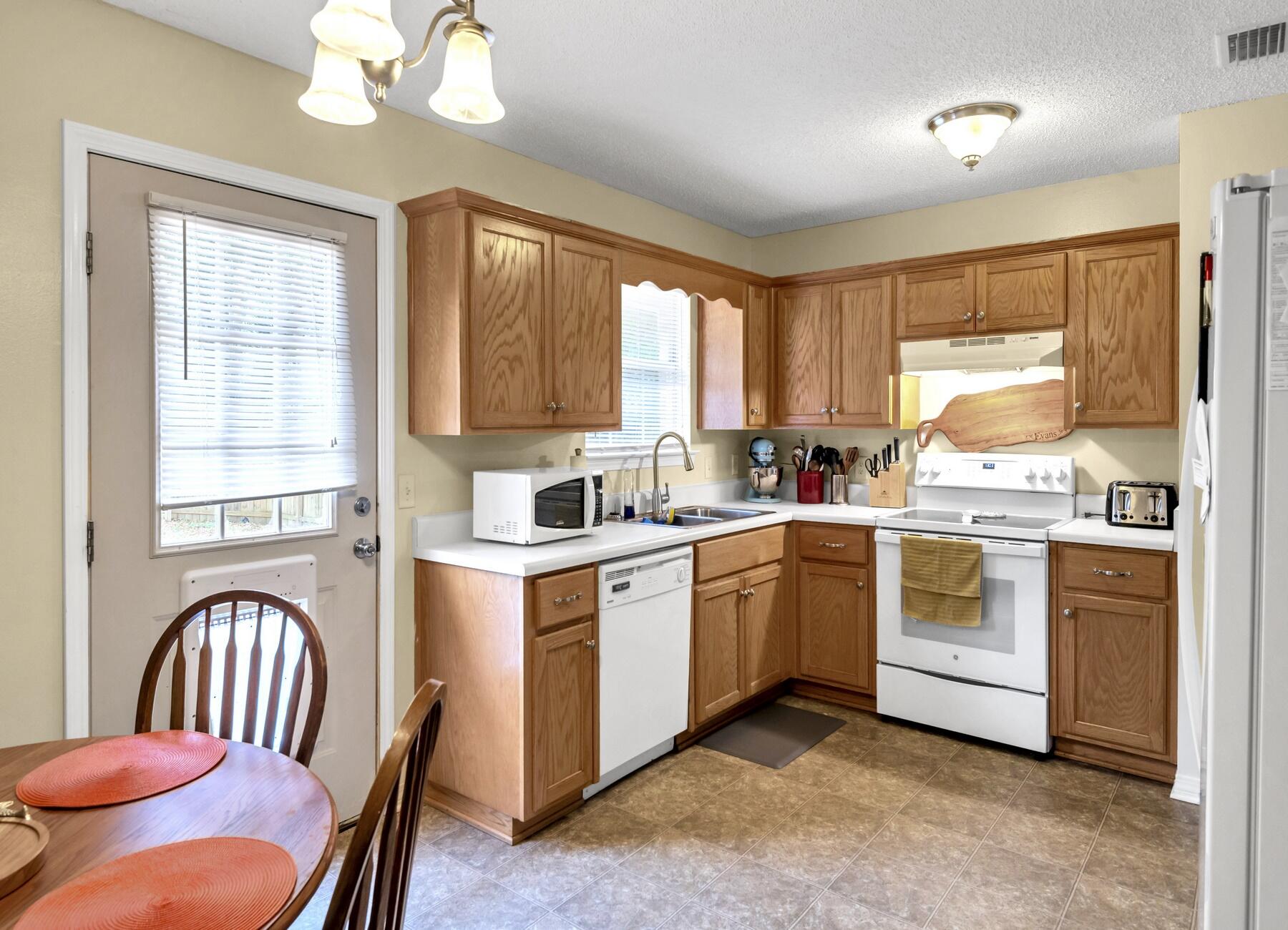 COUNTRY CLUB ESTATES - Residential