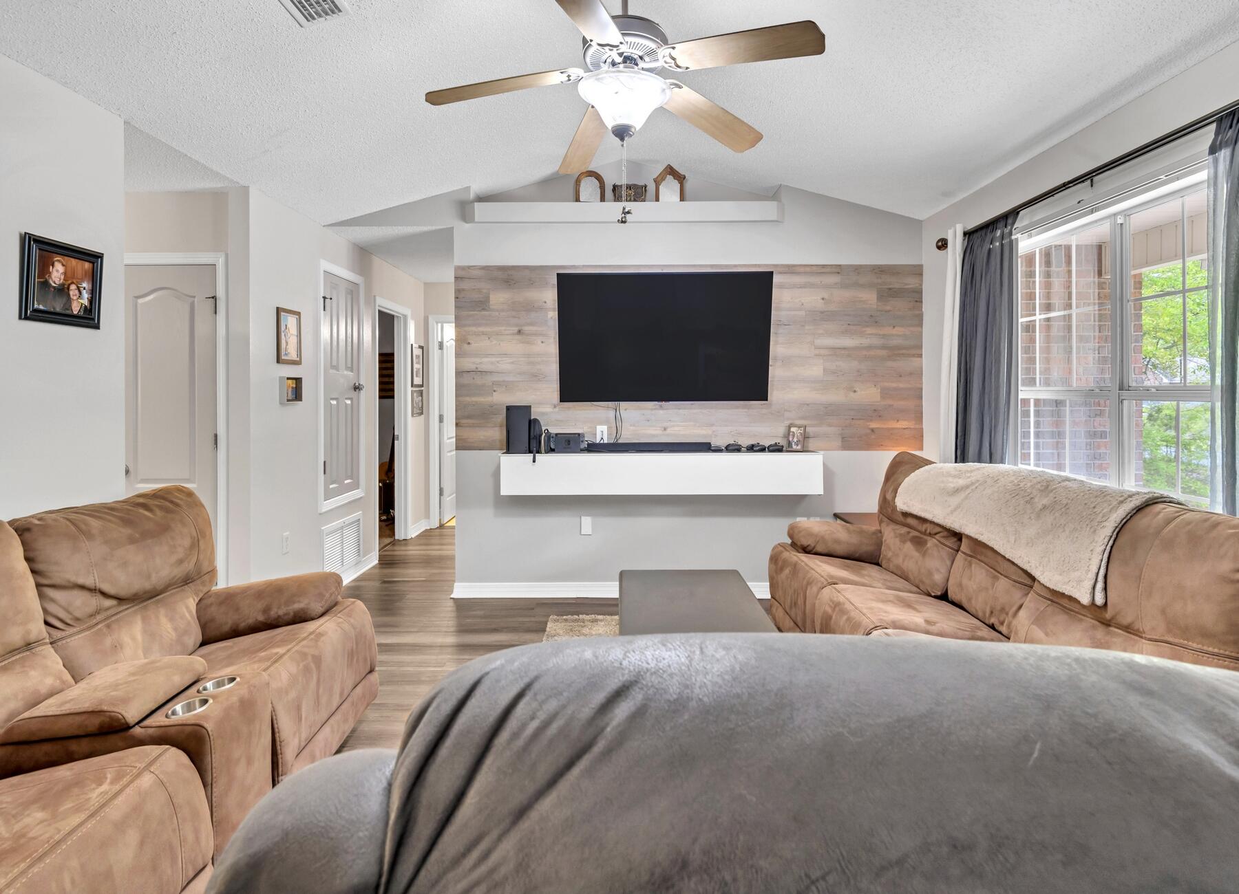 COUNTRY CLUB ESTATES - Residential