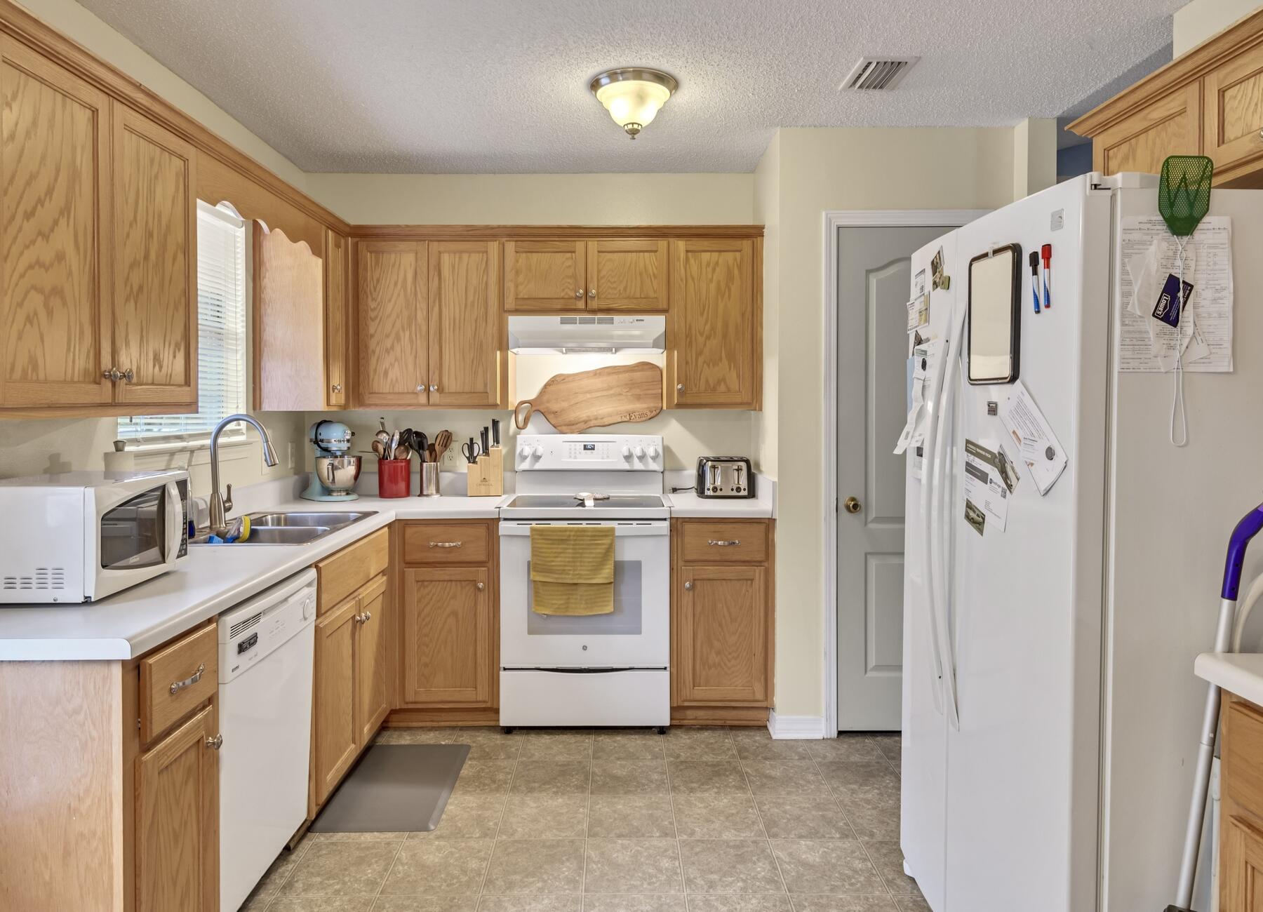 COUNTRY CLUB ESTATES - Residential