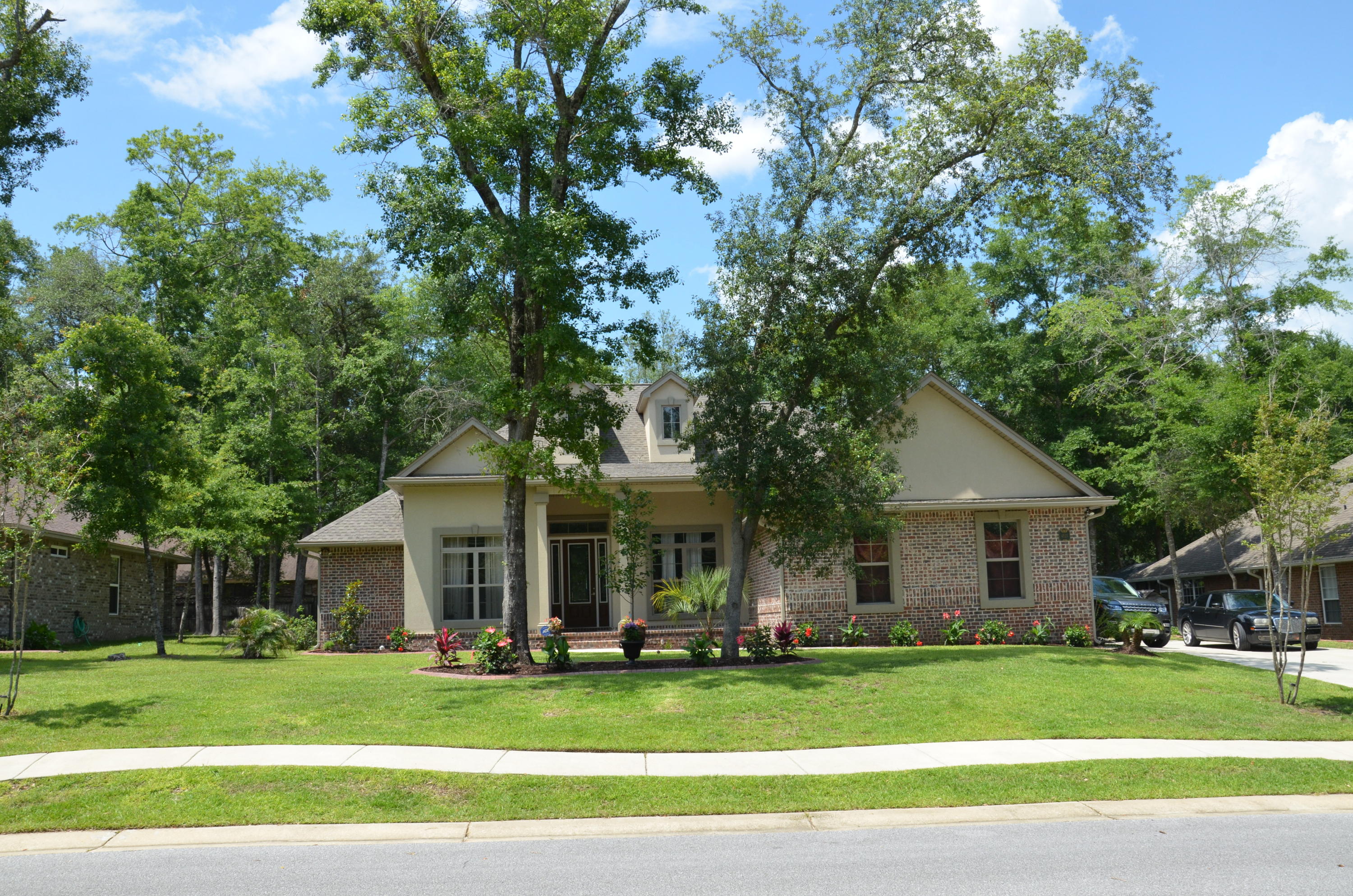 THIS IS A BEAUTIFUL CUSTOM BUILT HOME IN THE ELITE PRESTIGIOUS SUBDIVISION JUNIPER CREEK. This is a custom built home by Forrest Homes & Steel Construction who is an award winning Custom Florida Home Builder! This floor plan features 4BR, 3BA, Great Room, Breakfast Nook, walk-in closet in Master Suite & and office. WOW over 1000 sq ft of beautiful hand hued look hard wood floors! The amenities are too many to mention and the triple trey ceiling with lighting in the family room is breathe taking. The kitchen is spacious and abounds with plenty of cabinetry, pantry, and beautiful GRANITE countertops. THIS IS A WONDERFUL OPEN FLOOR PLAN. PERFECT FOR ENTERTAINING. The kitchen opens up to the breakfast nook and the great room. The master suite features his & her walk-in closets, six foot