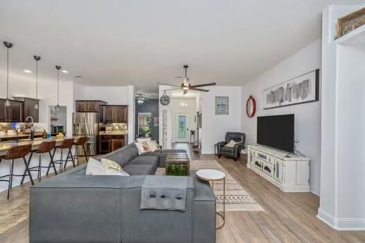 WINDMEADOWS - Residential
