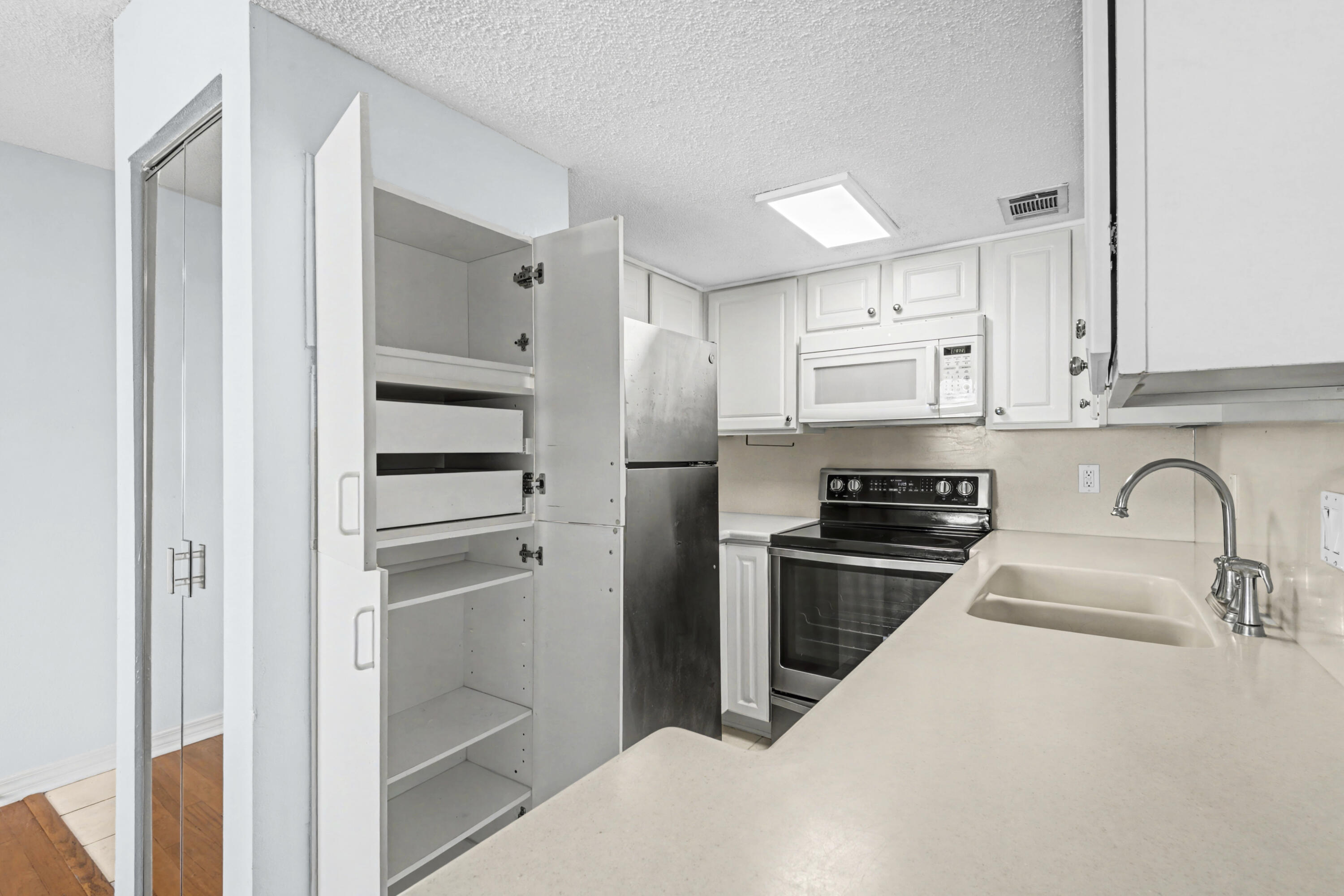 FINISTERRA CONDO - Residential