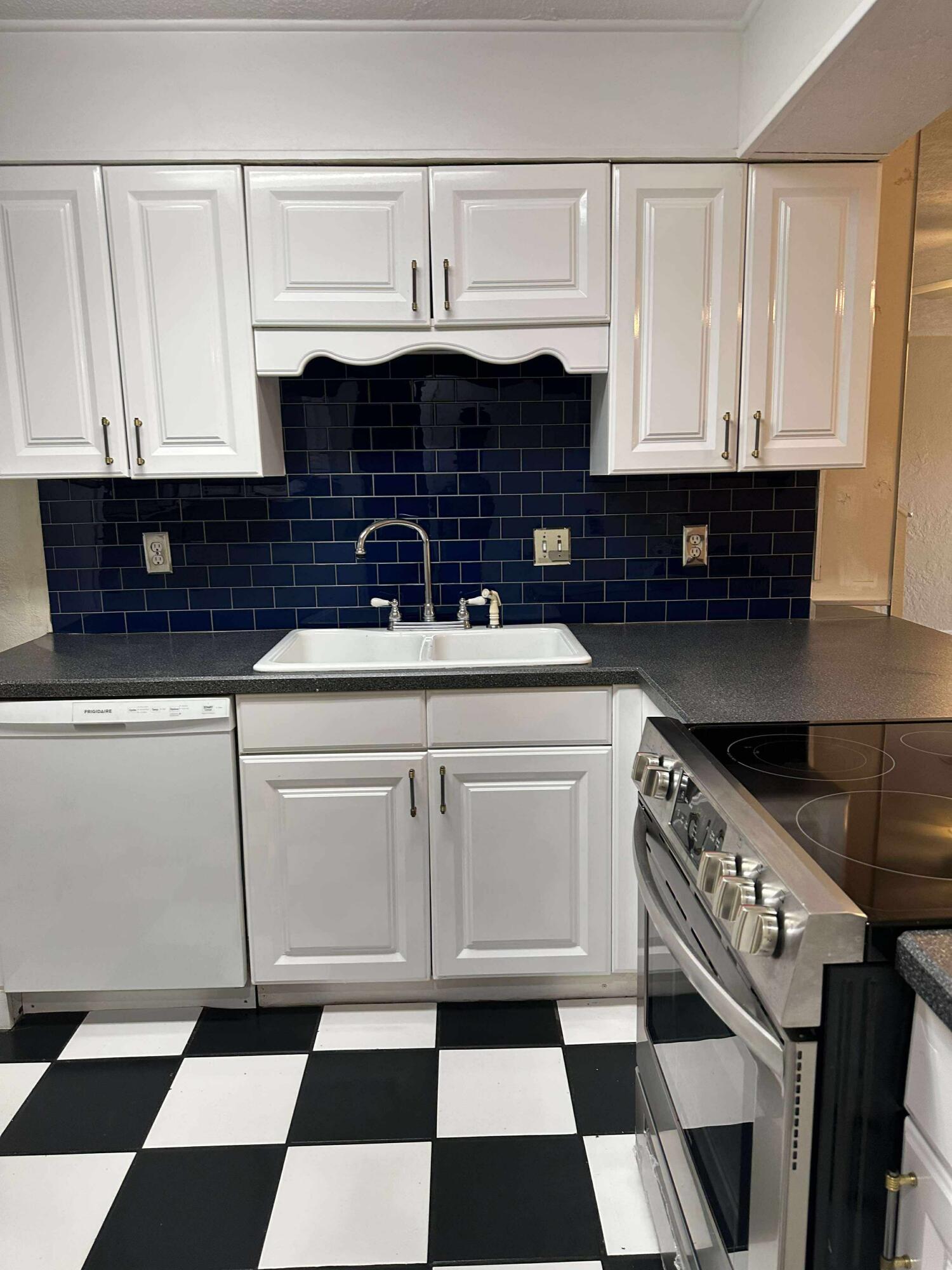WOODHAM MANOR 1ST ADDN - Residential