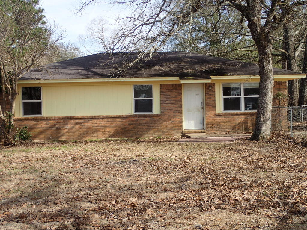 Just off Auburn Rd this home is perfect for investors looking for that new rental property or owners who are not afraid to break out some tools. Home has all brick exterior and chain link fenced yard. Inside, home has galley kitchen with indoor laundry just off kitchen, dining area and 3 bedrooms and 1 bath. This home does need some work, but is livable during repairs. Shouldn't last long so call today to set up your viewing!