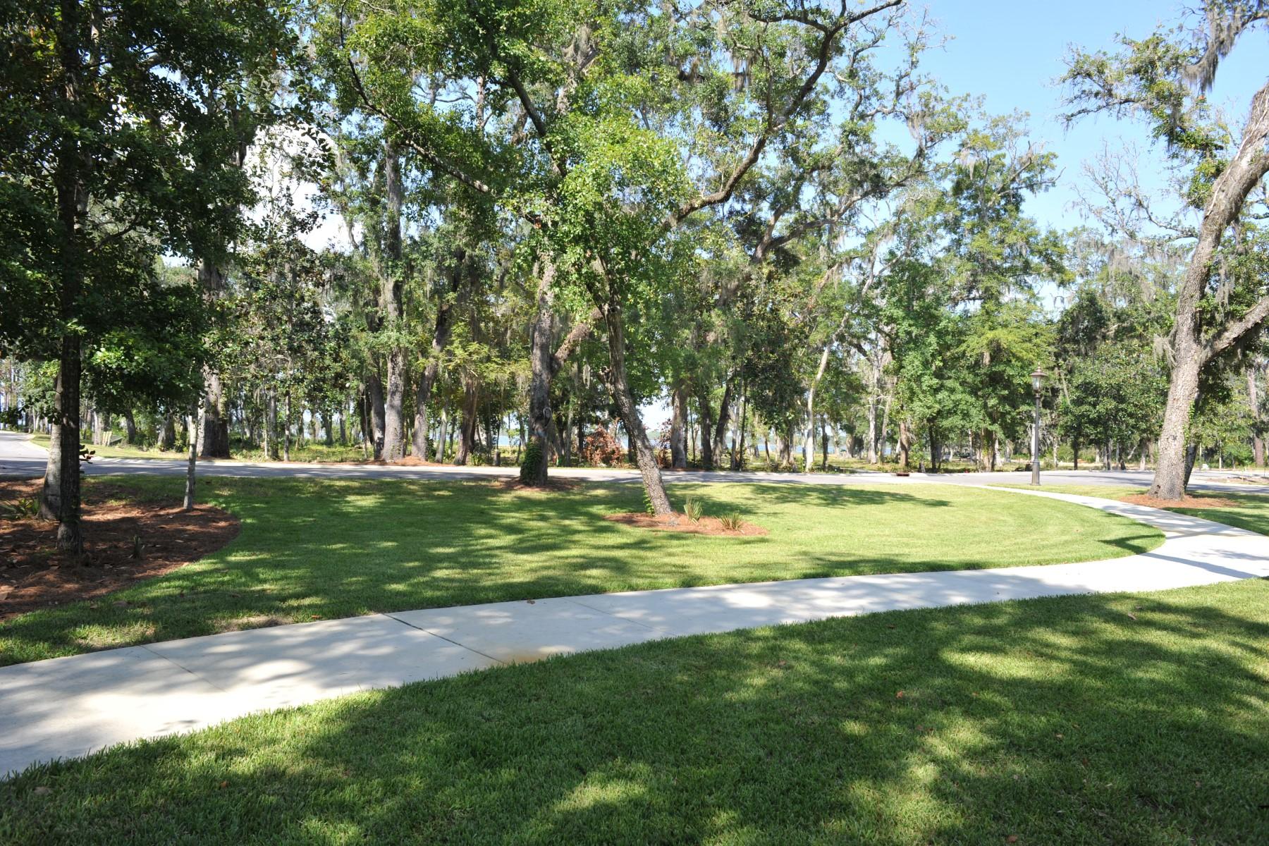 CHURCHILL OAKS - Land