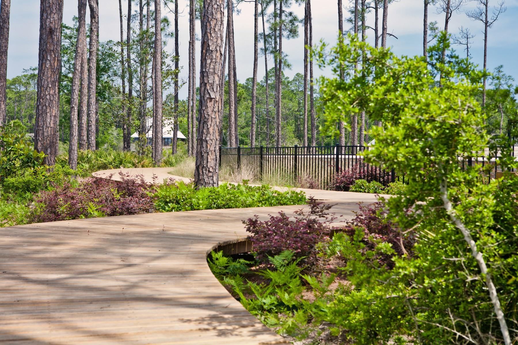 CHURCHILL OAKS - Land