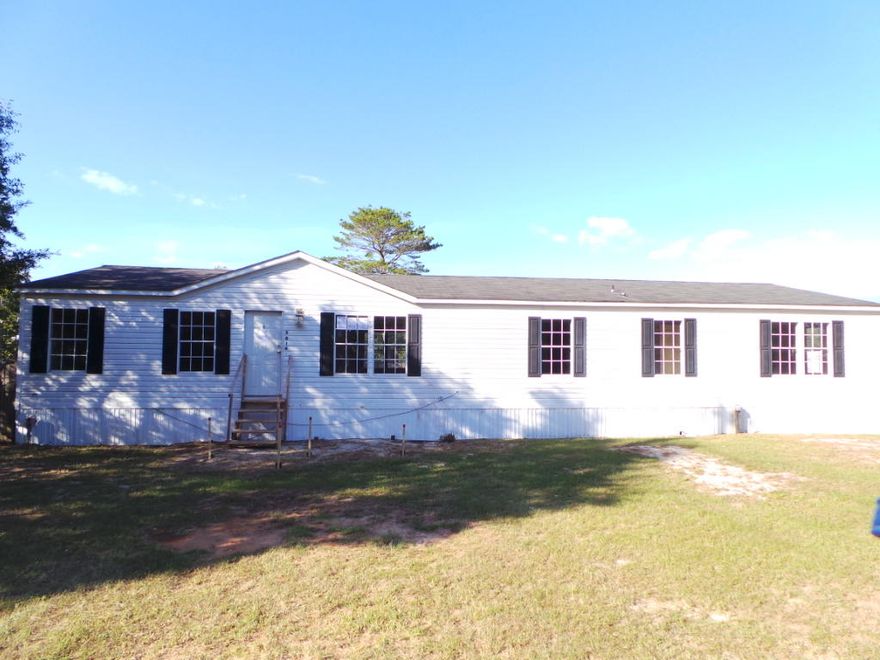 Gulf Breeze Fixer Upper! This ranch style mobile home is nestled in a coveted cul-de-sac. It offers three bedrooms two full bathrooms and over 1900sqft of open floor plan. Interior boasts vaulted ceilings, a huge family/rec room and the kitchen's bar is open to the living/dining room. Kitchenhas tons of storage and work area. Master Bath has double vanity, garden tub and separate shower.