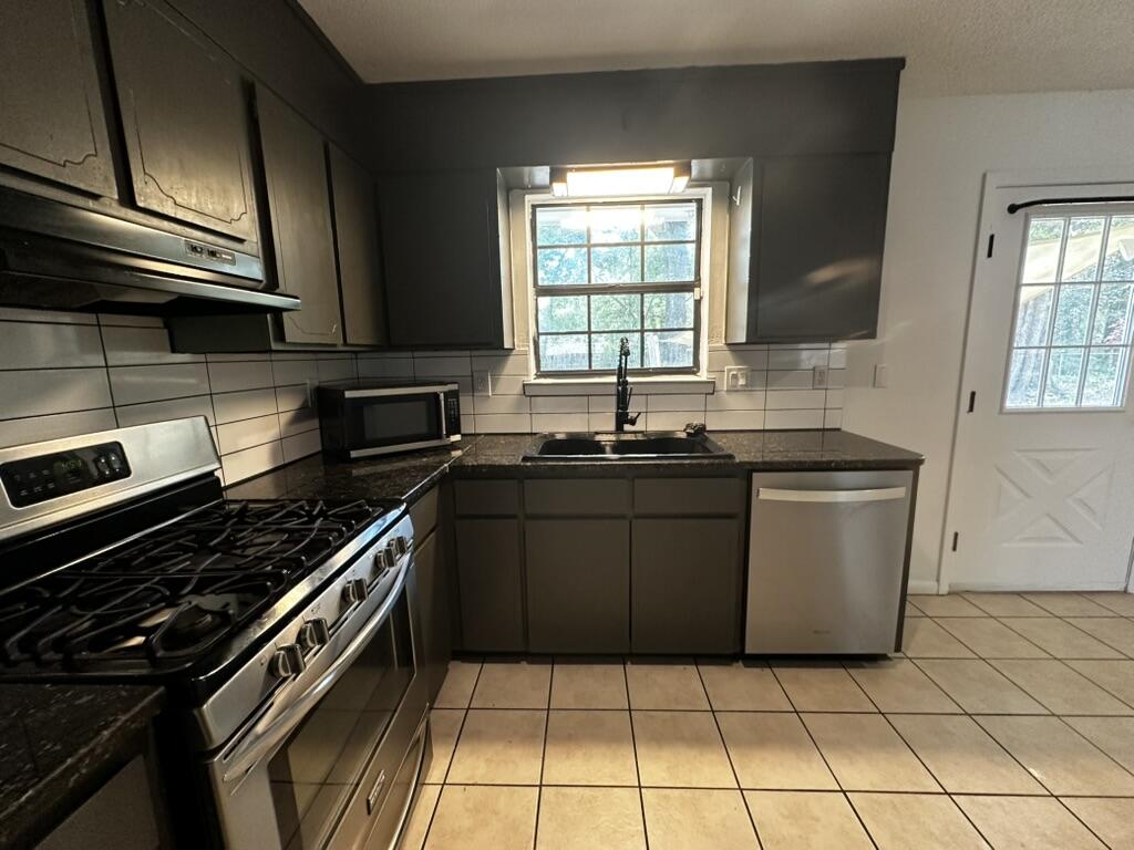 MORRIS ADD CRESTVIEW LOTS 10 TO 12 INC BLK 2 - Residential