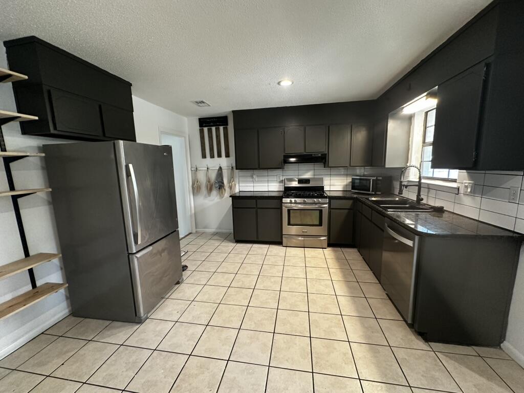 MORRIS ADD CRESTVIEW LOTS 10 TO 12 INC BLK 2 - Residential