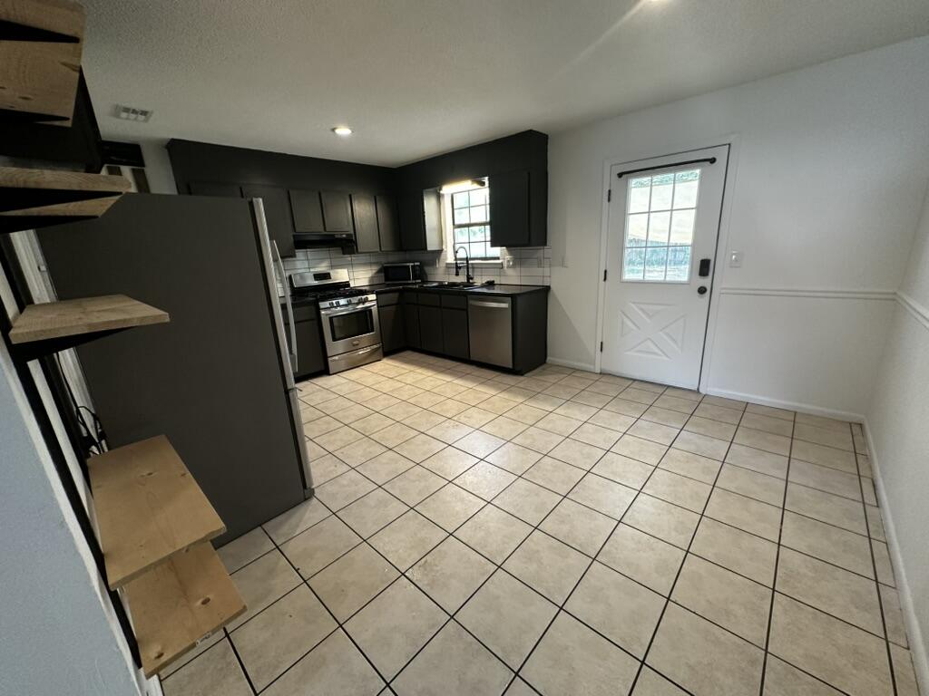 MORRIS ADD CRESTVIEW LOTS 10 TO 12 INC BLK 2 - Residential