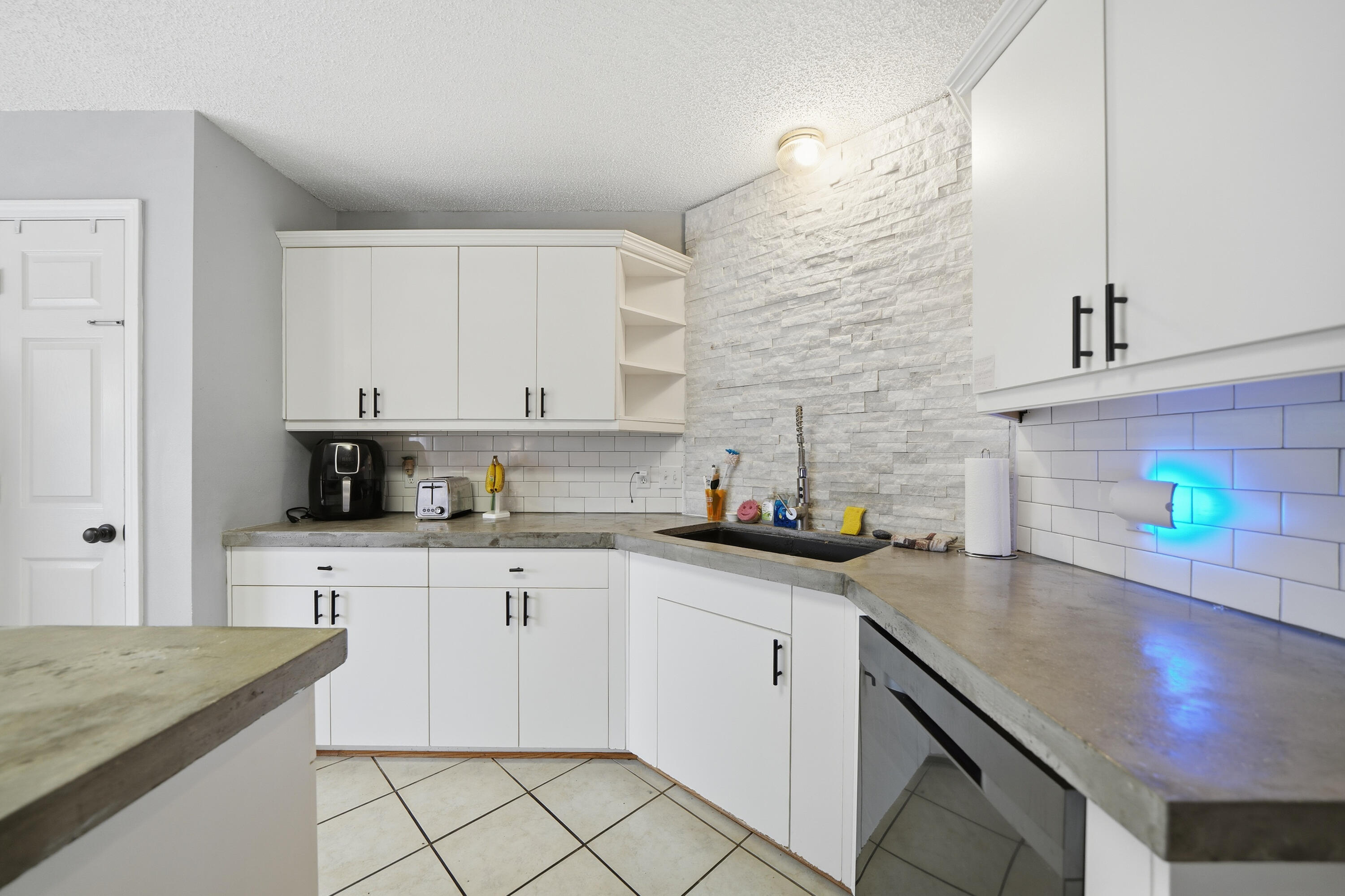 COUNTRYVIEW ESTATES 4TH ADDN - Residential