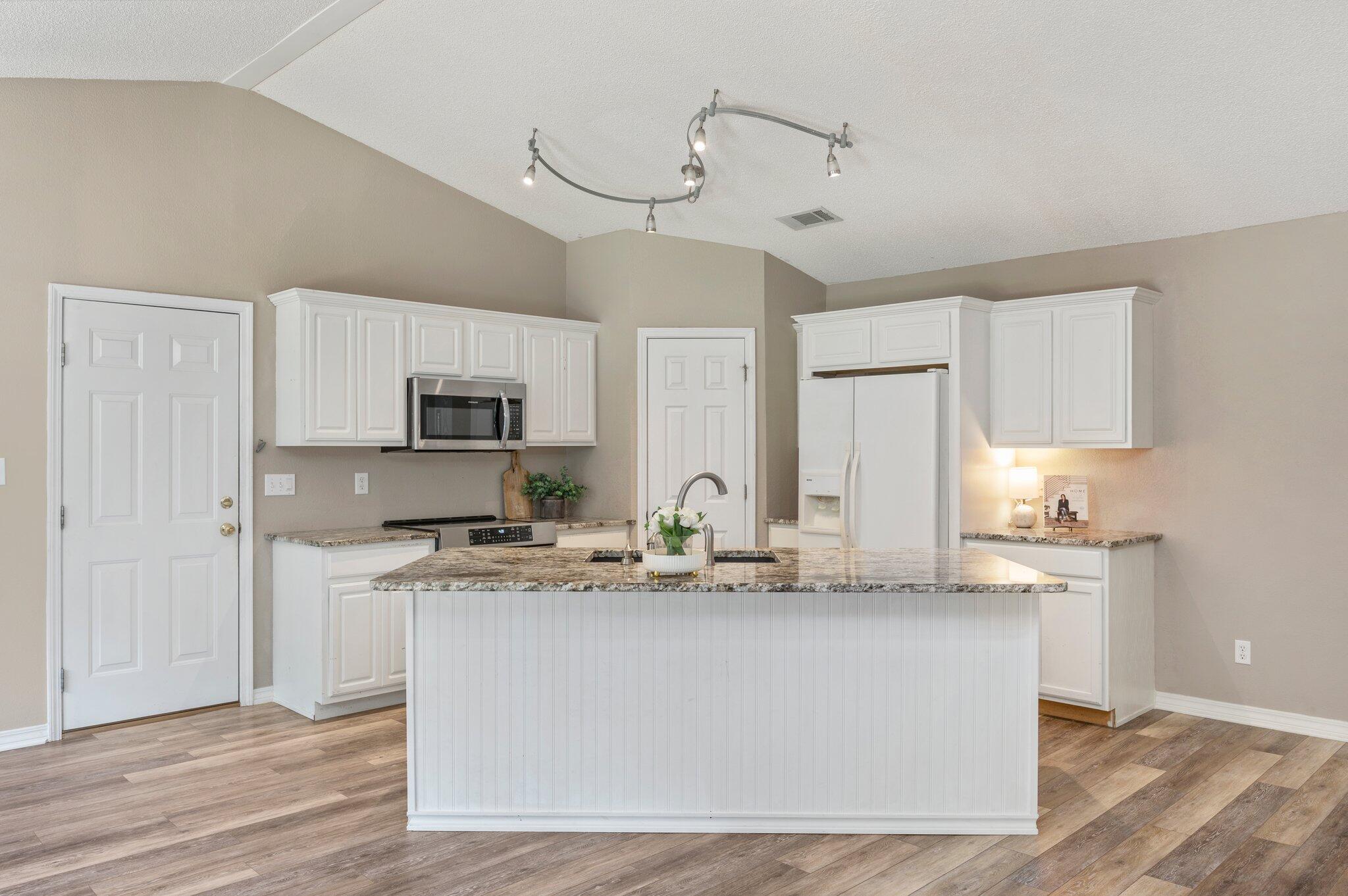 ROLLING HILLS ESTATES - Residential