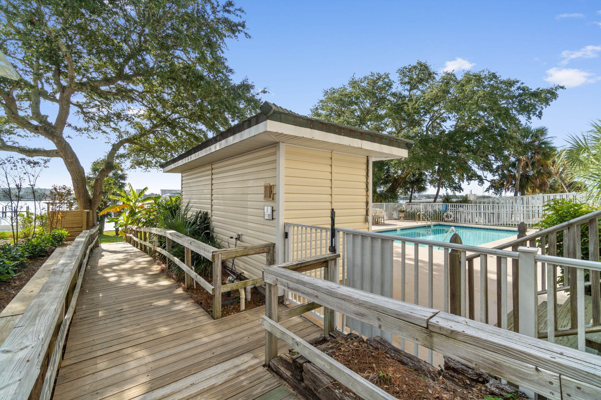 THE SOUND CONDOMINIUM - Residential