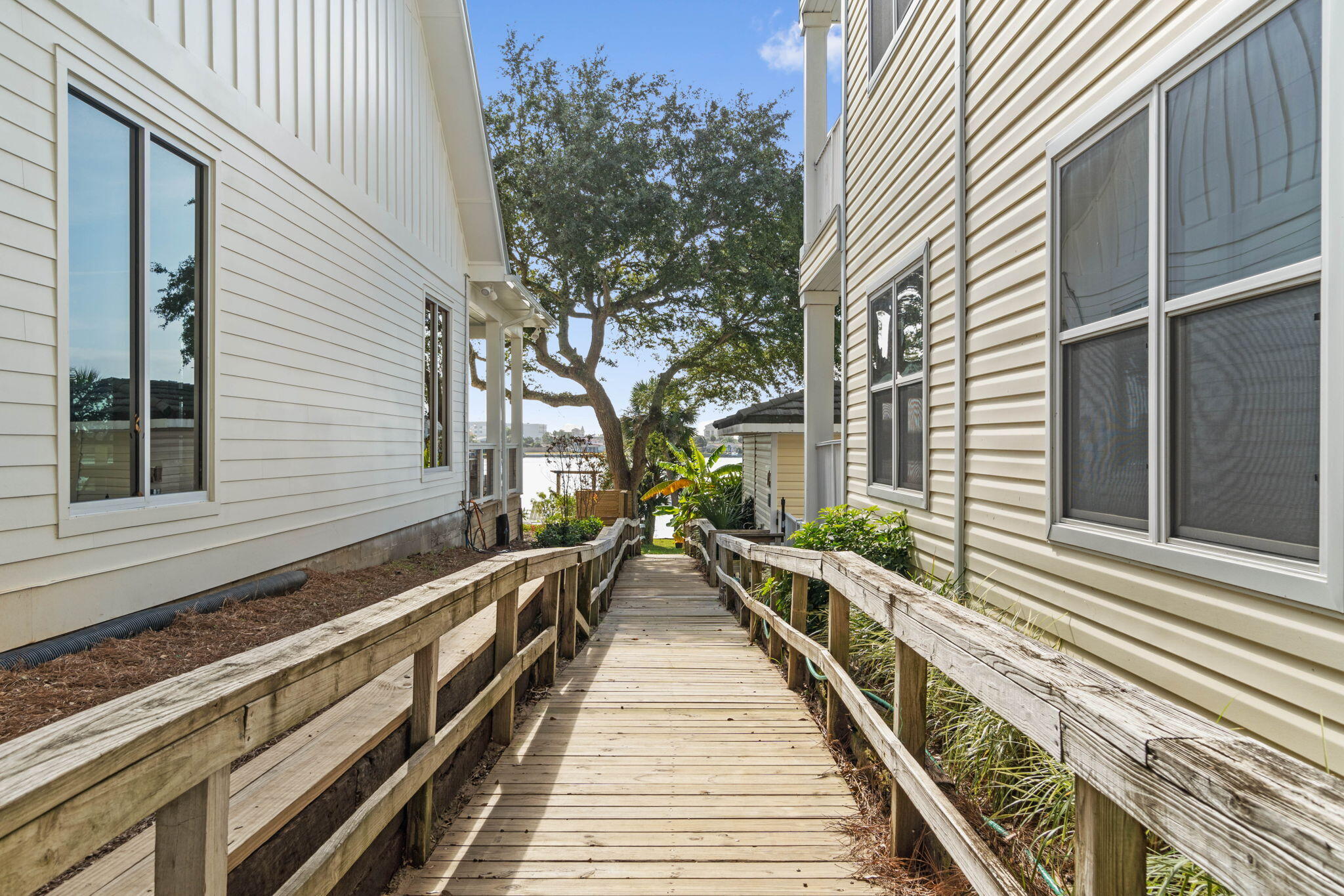 THE SOUND CONDOMINIUM - Residential