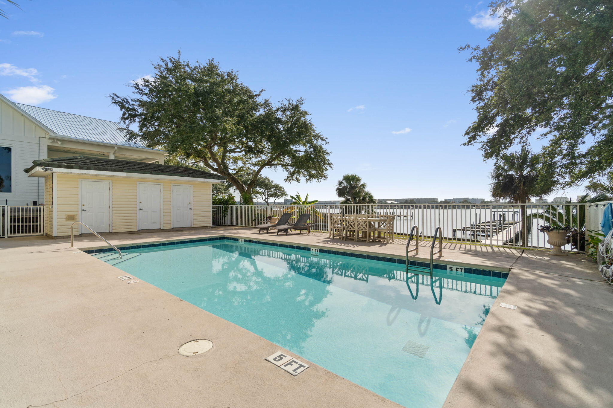 THE SOUND CONDOMINIUM - Residential