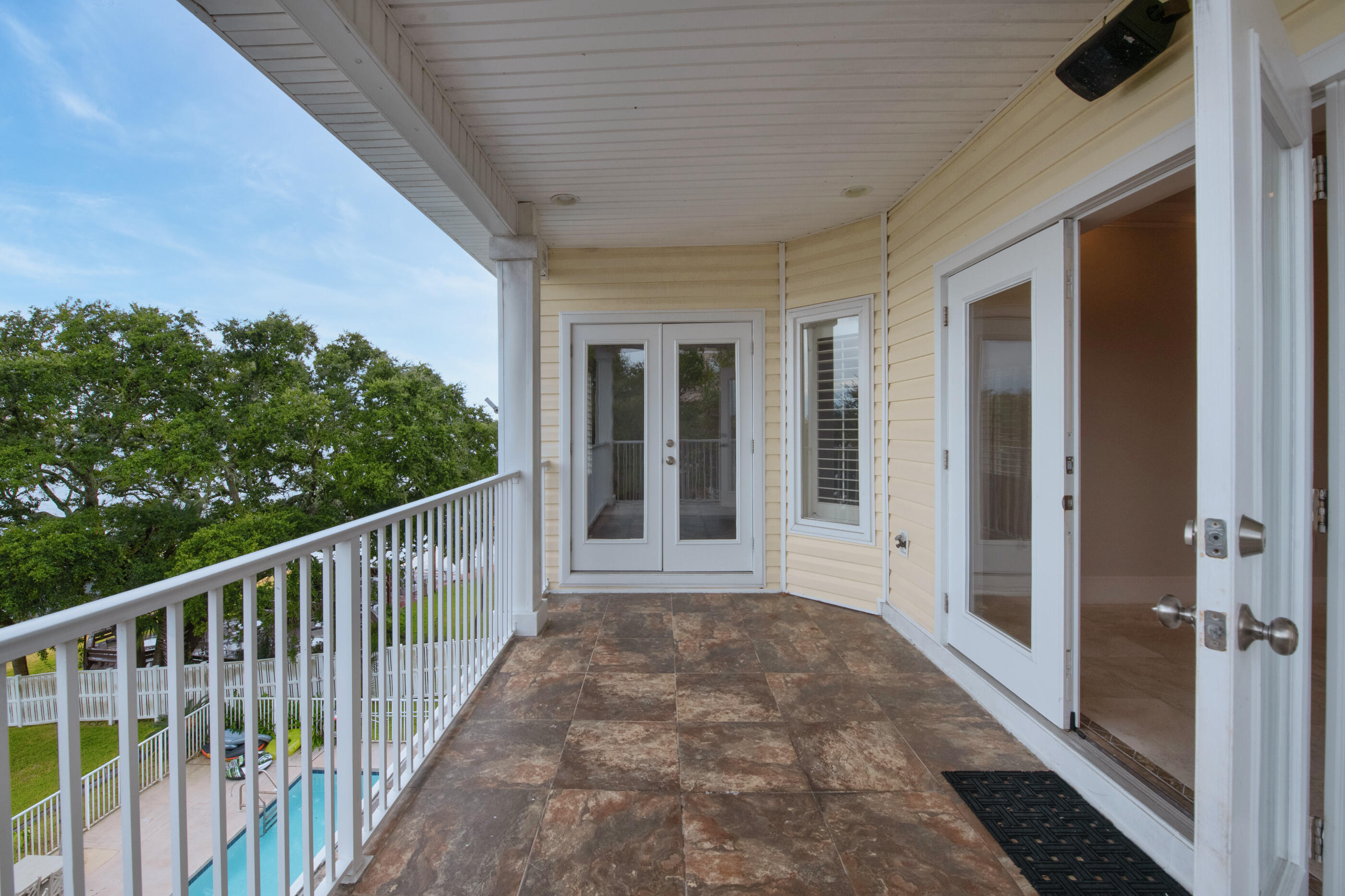 THE SOUND CONDOMINIUM - Residential