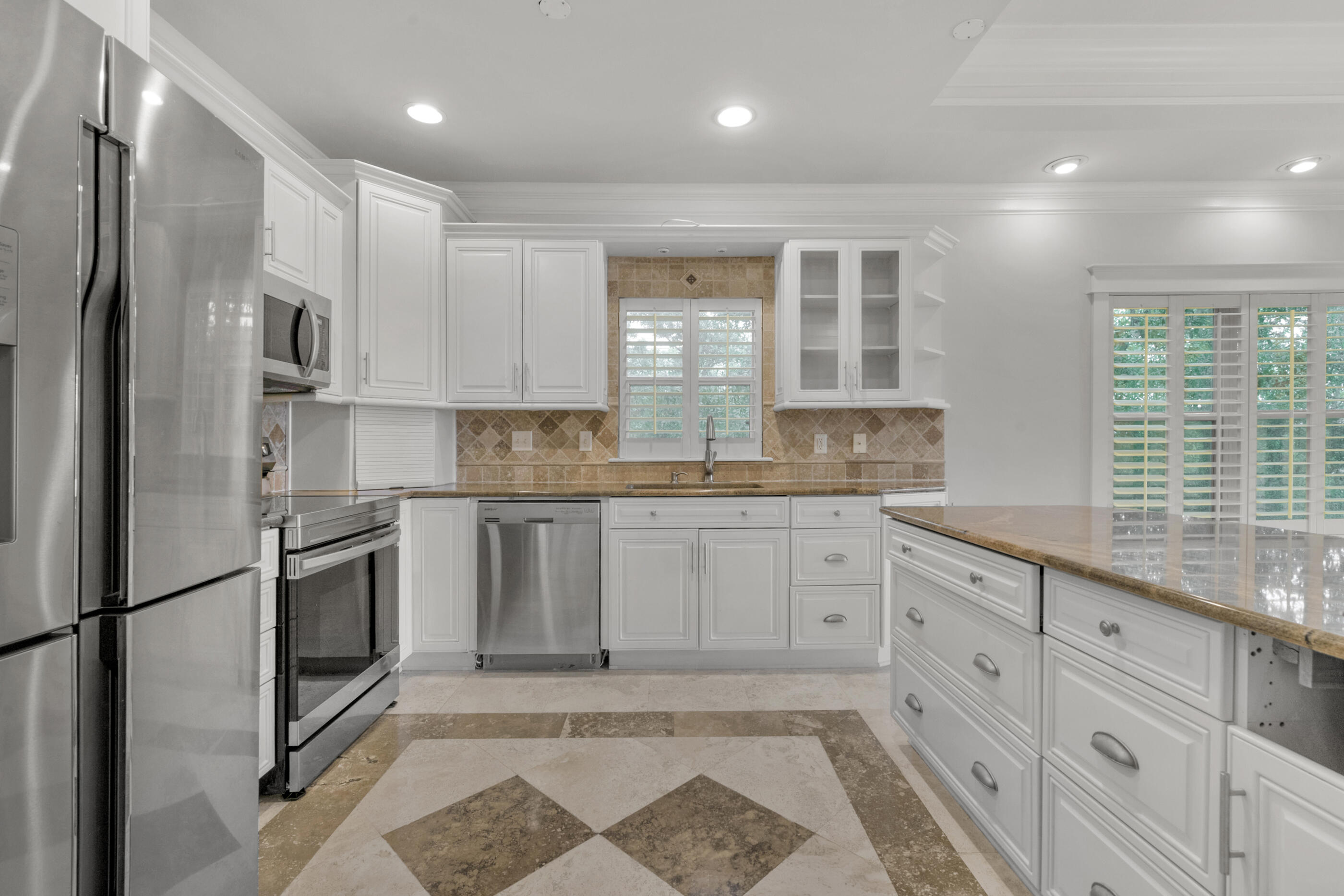 THE SOUND CONDOMINIUM - Residential