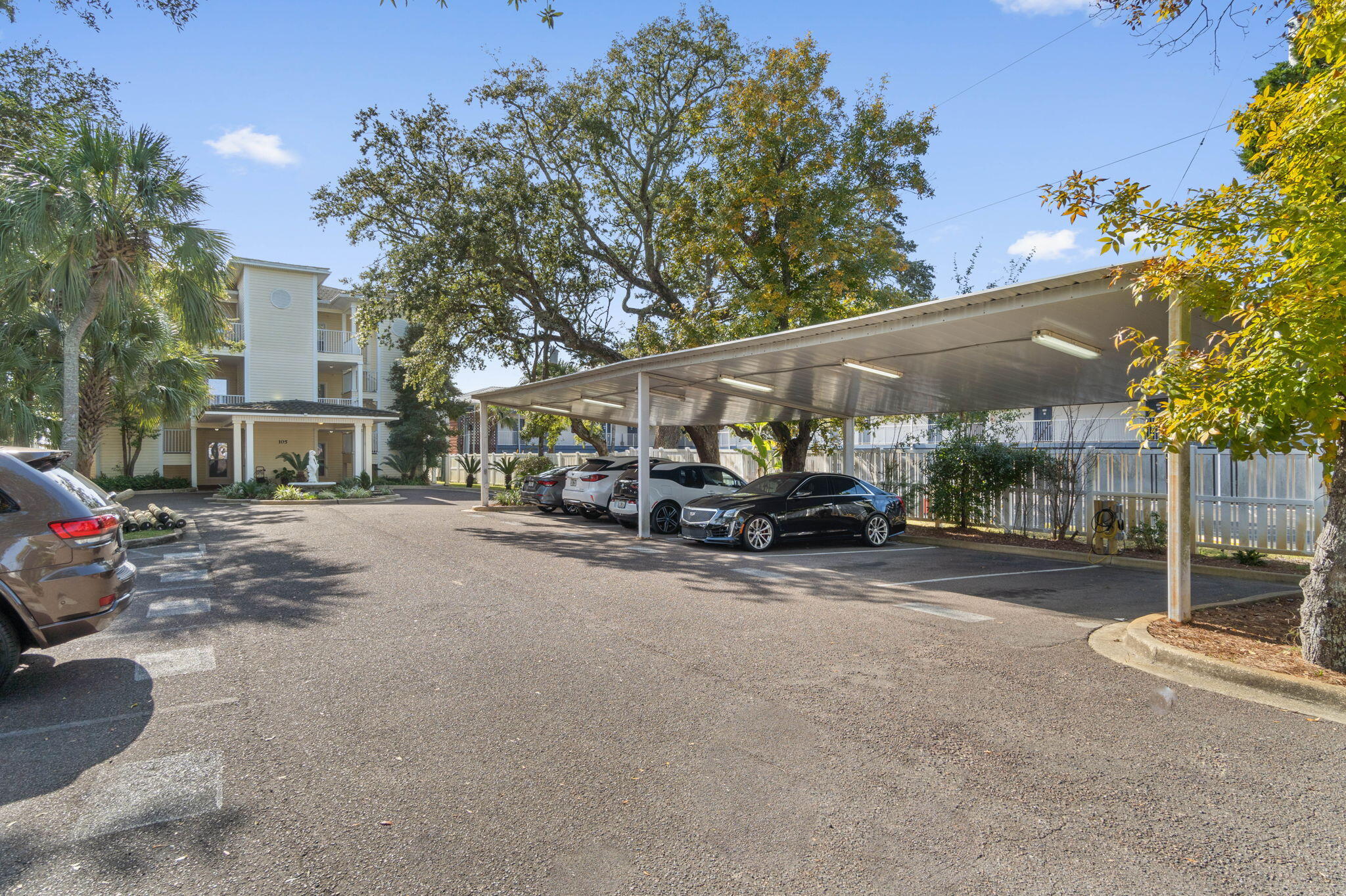 THE SOUND CONDOMINIUM - Residential