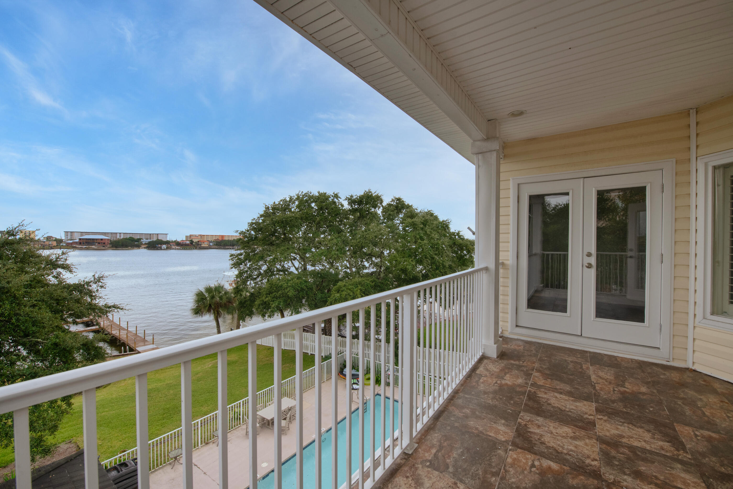 THE SOUND CONDOMINIUM - Residential