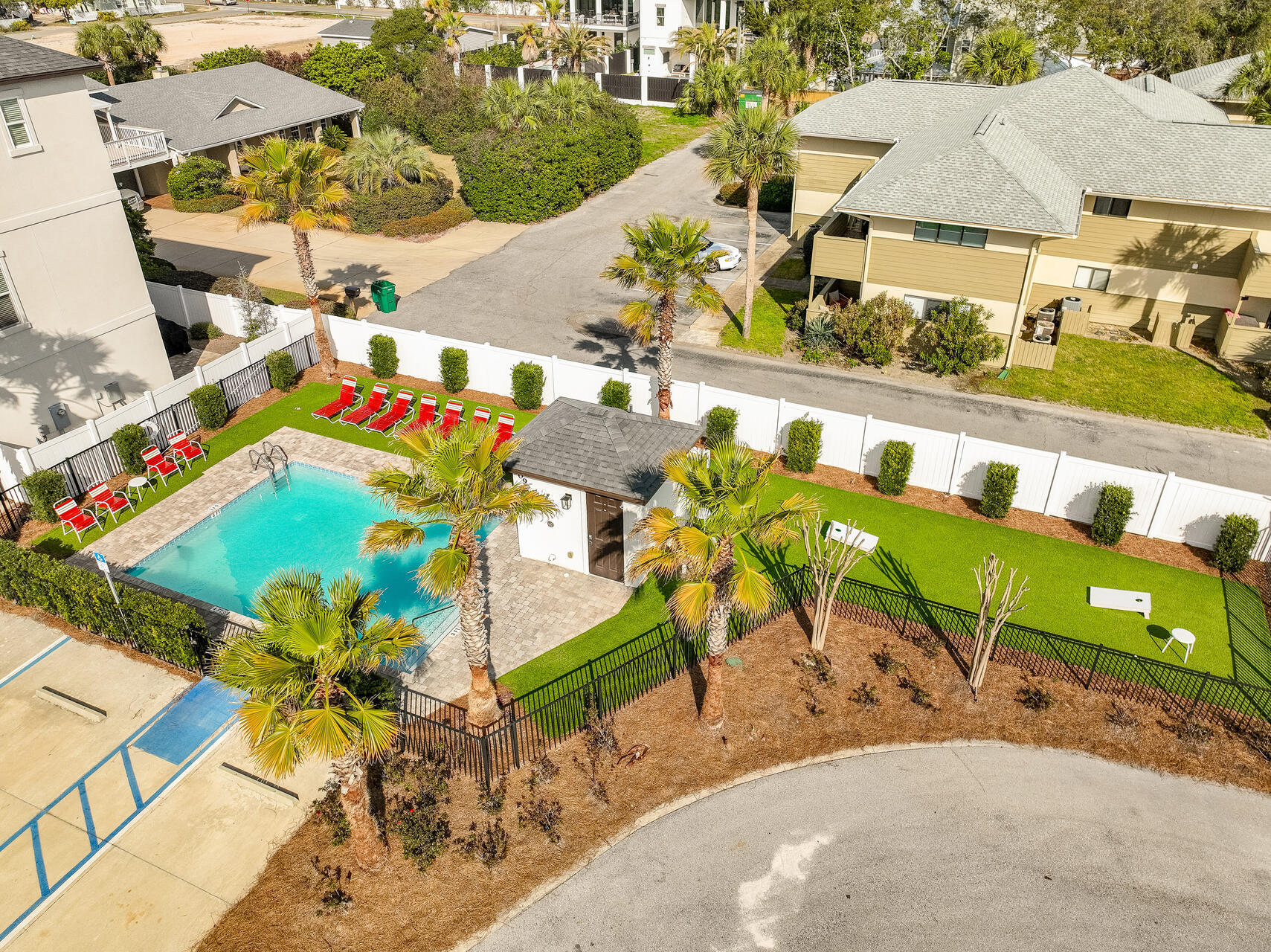 HIDDEN PALMS - Residential