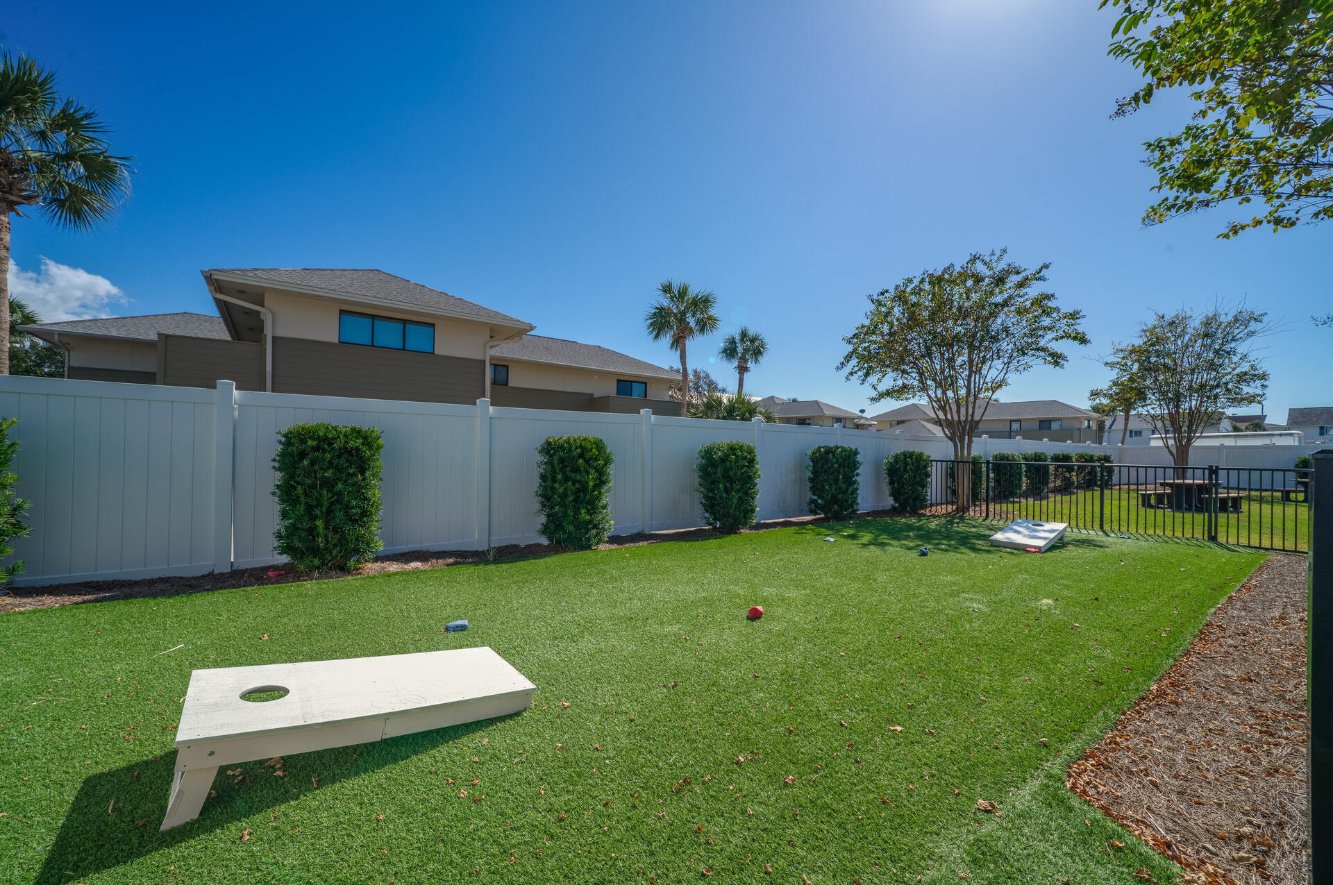 HIDDEN PALMS - Residential