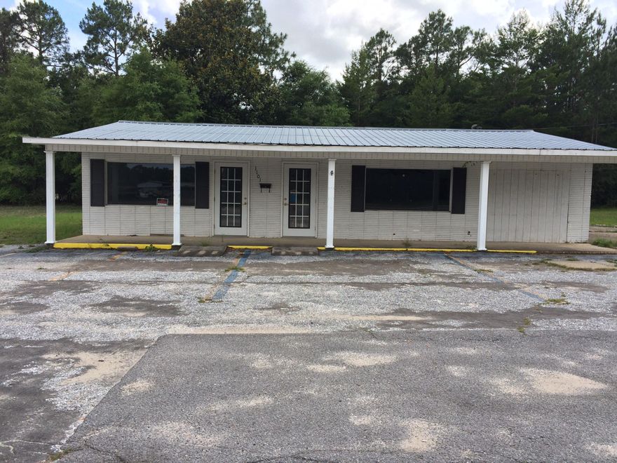 Amazing opportunity to have your own Business.Commercial building with approximately 1,755 SF and additional building with approx.1500 SF of storage. High visibility on heavily traveled Highway 90. Ideal for any business.