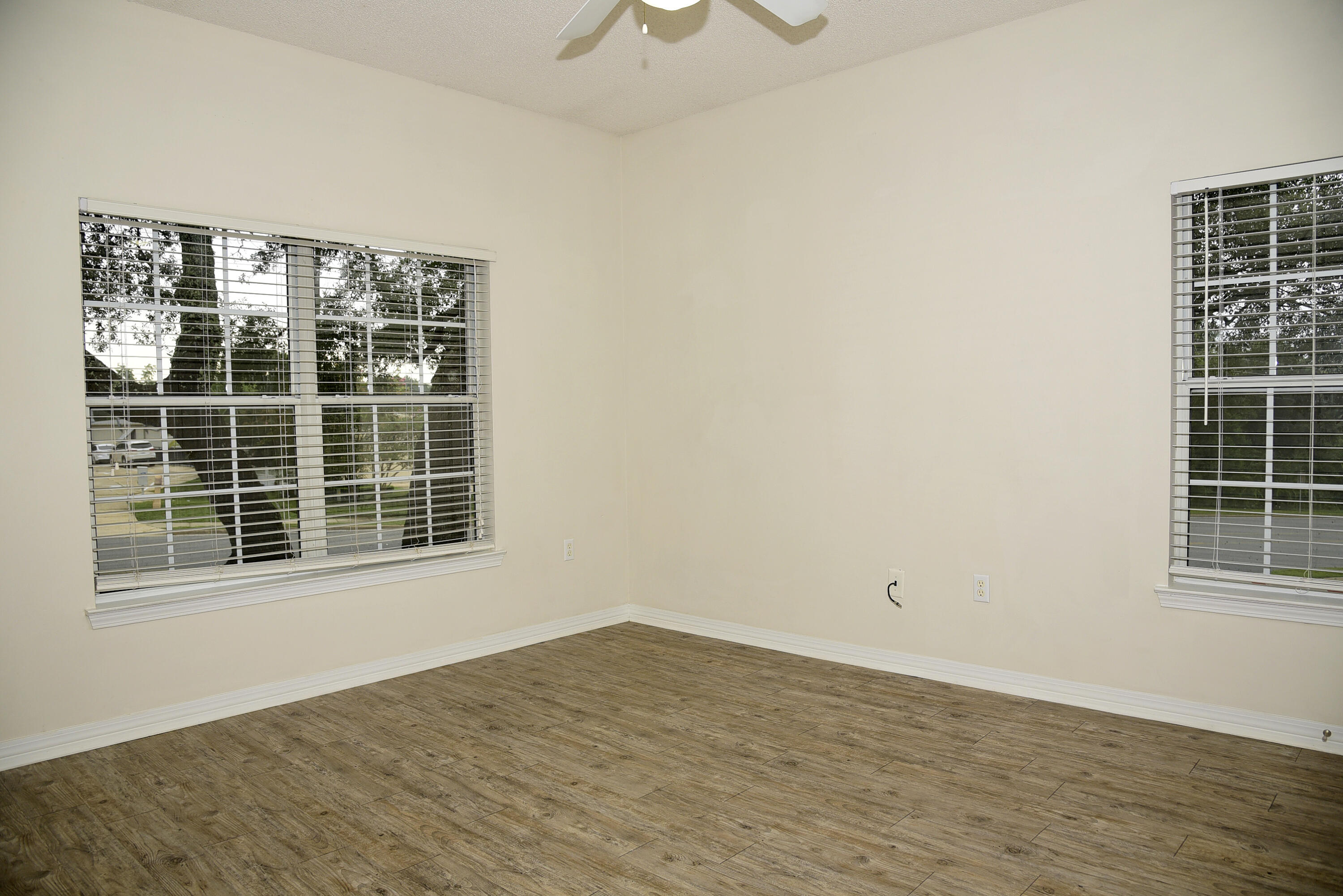THE OAKS AT NICEVILLE PH I - Residential Lease